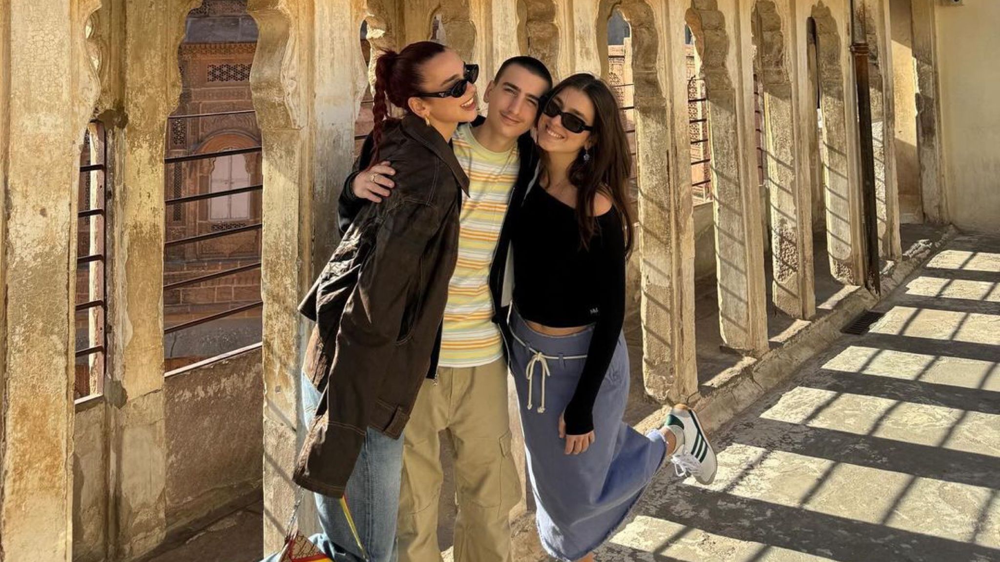 Дуа Липа в куртке бренда Masha Popova Дуа Липа в куртке бренда Masha Popova