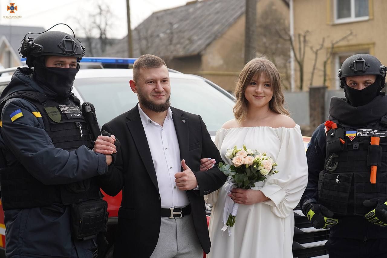 Піротехнік під час ротації одружився з коханою - фото Піротехнік під час ротації одружився з коханою - фото