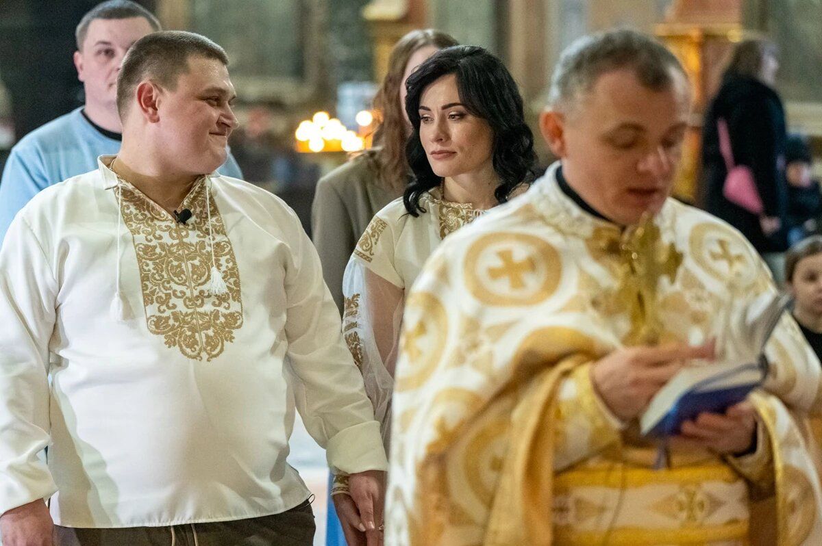 Військовий, який втратив ногу, повінчався з коханою - фото Військовий, який втратив ногу, повінчався з коханою - фото