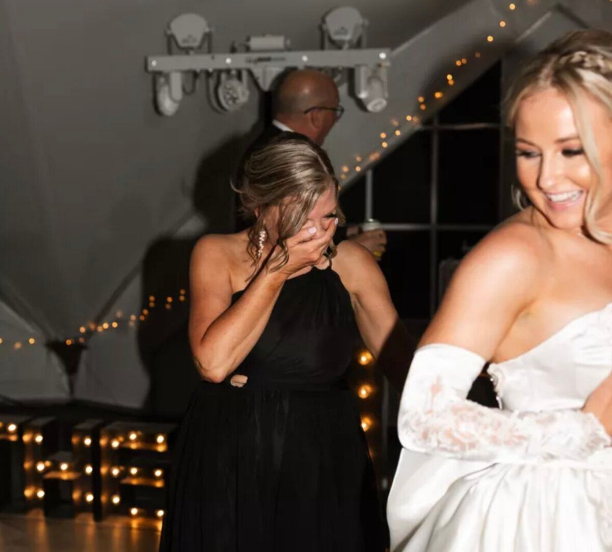 Наречена осучаснила весільну сукню своєї мами - відео реакції жінки
