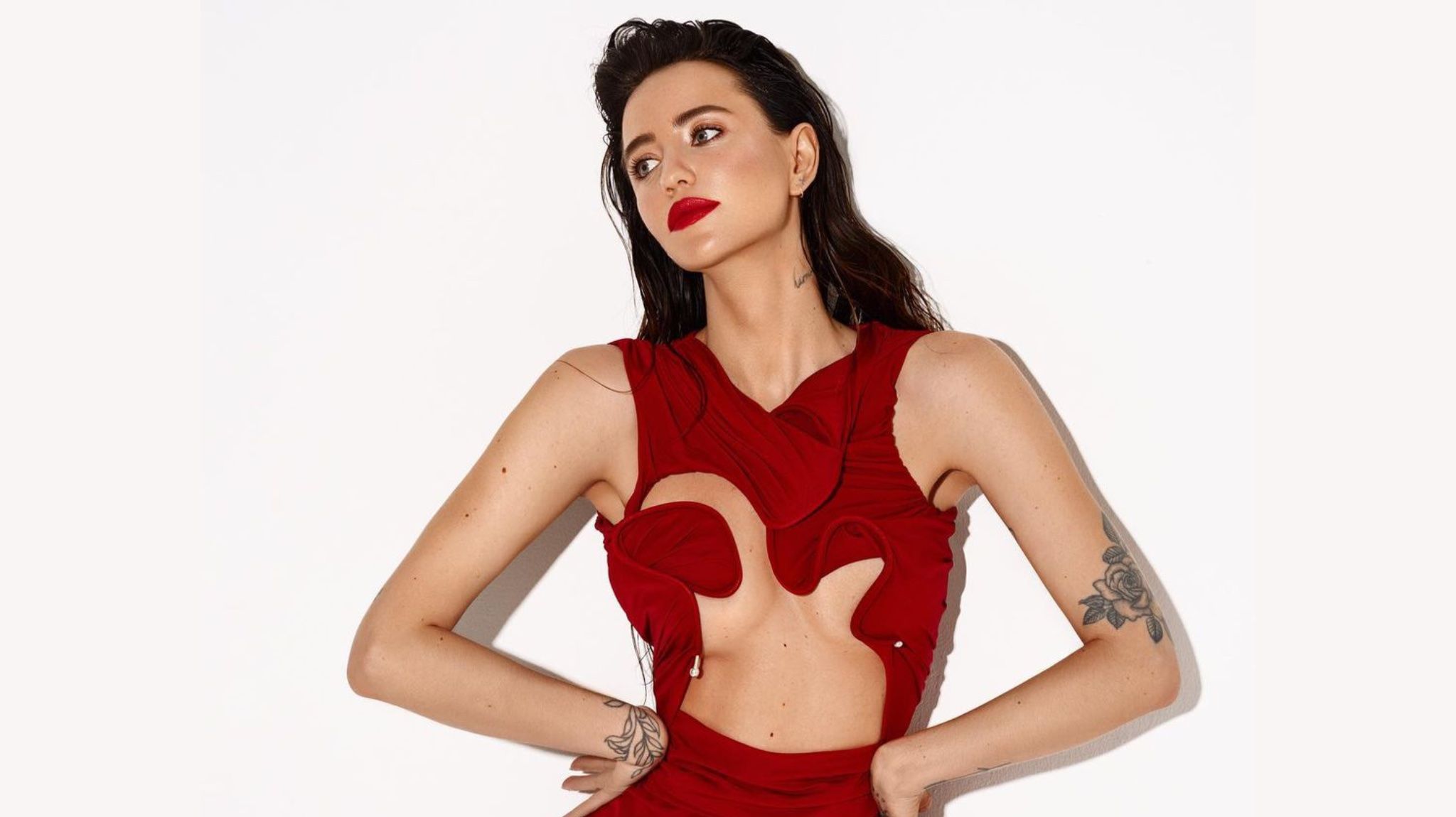 У червоній сукні з відвертим вирізом: Надя Дорофєєва приголомшила звабливим образом - Fashion У червоній сукні з відвертим вирізом: Надя Дорофєєва приголомшила звабливим образом - Fashion