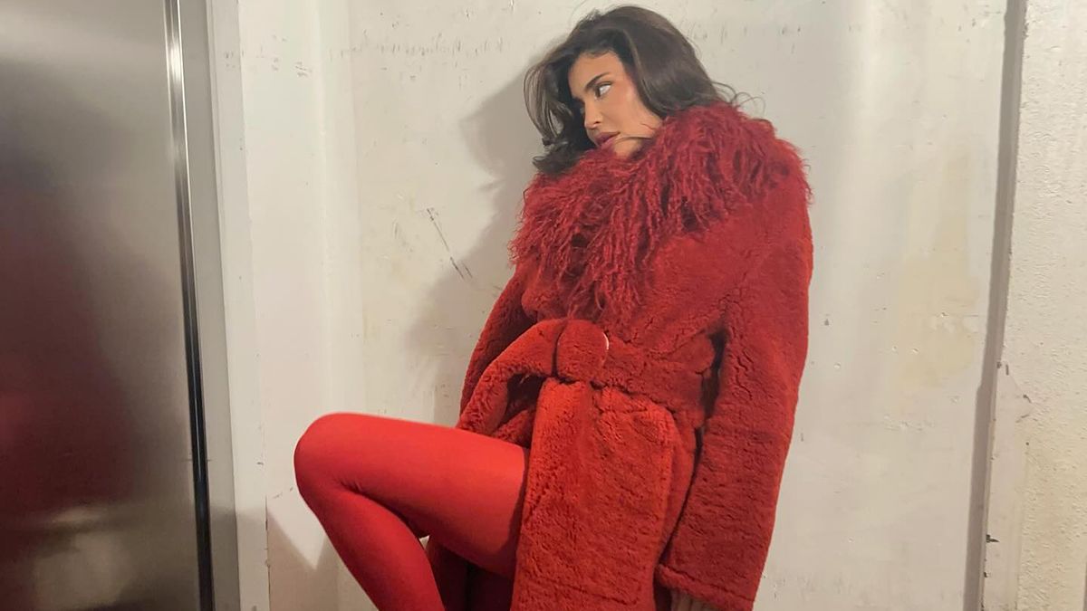 Кайлі Дженнер прийшла на модний показ в червоному образі