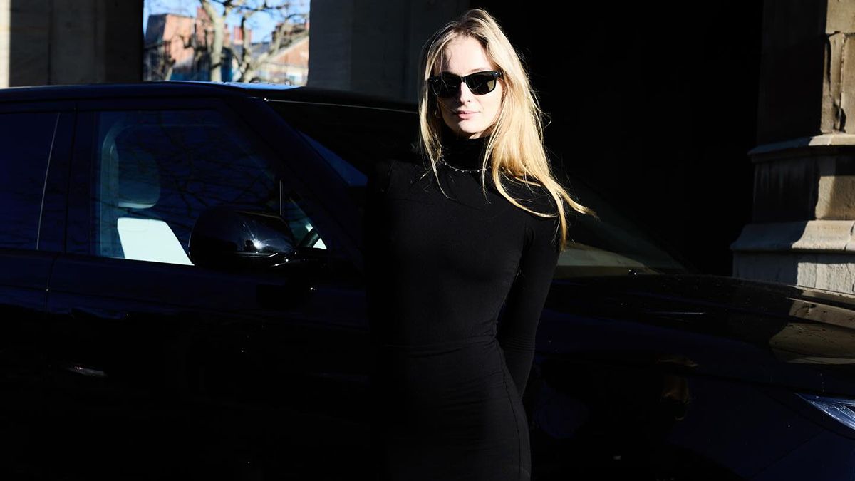 Софи Тернер надела черное платье Софи Тернер надела черное платье