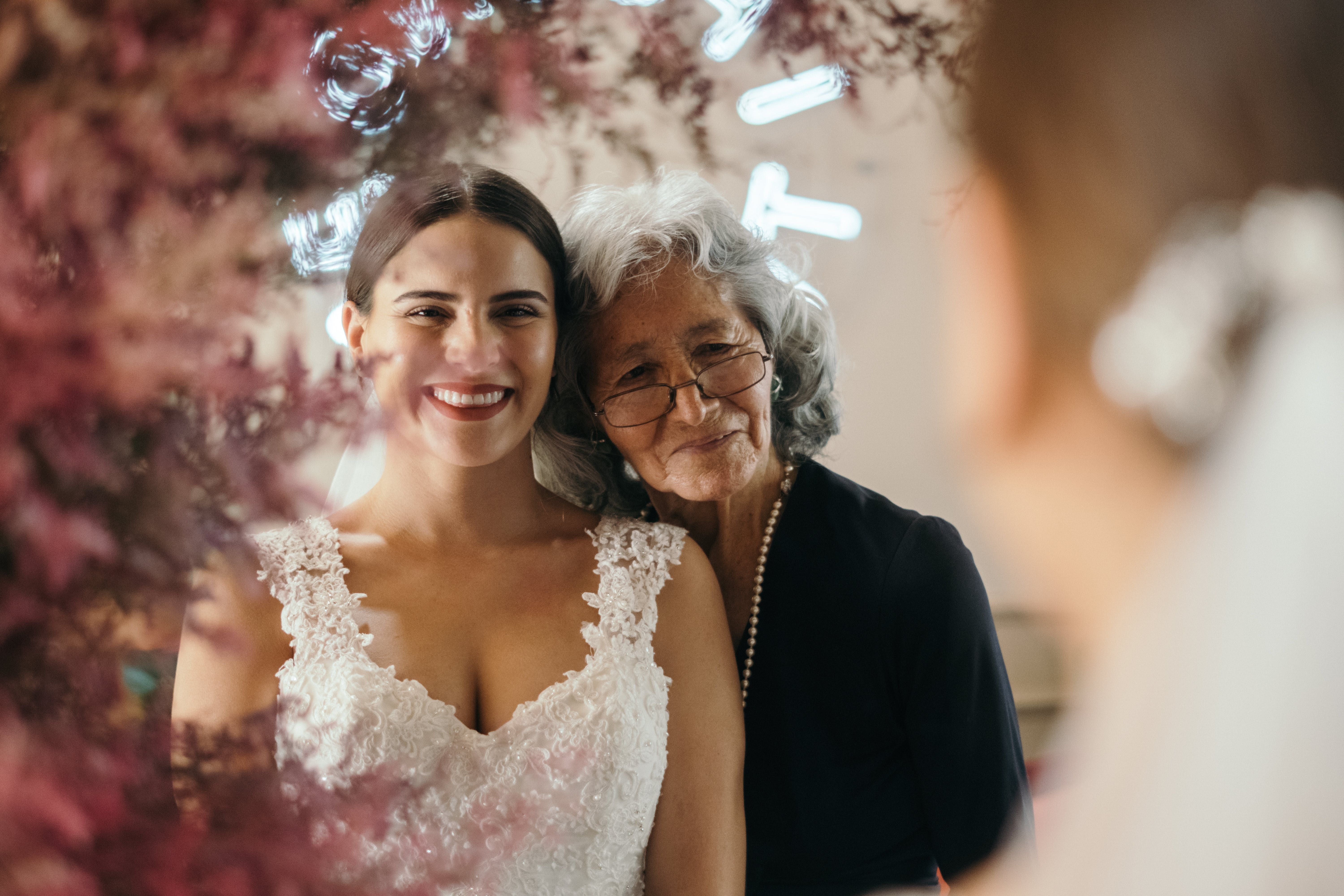 Бабуся зв'язала весільну сукню - фото розкішної сукні з пряжі
