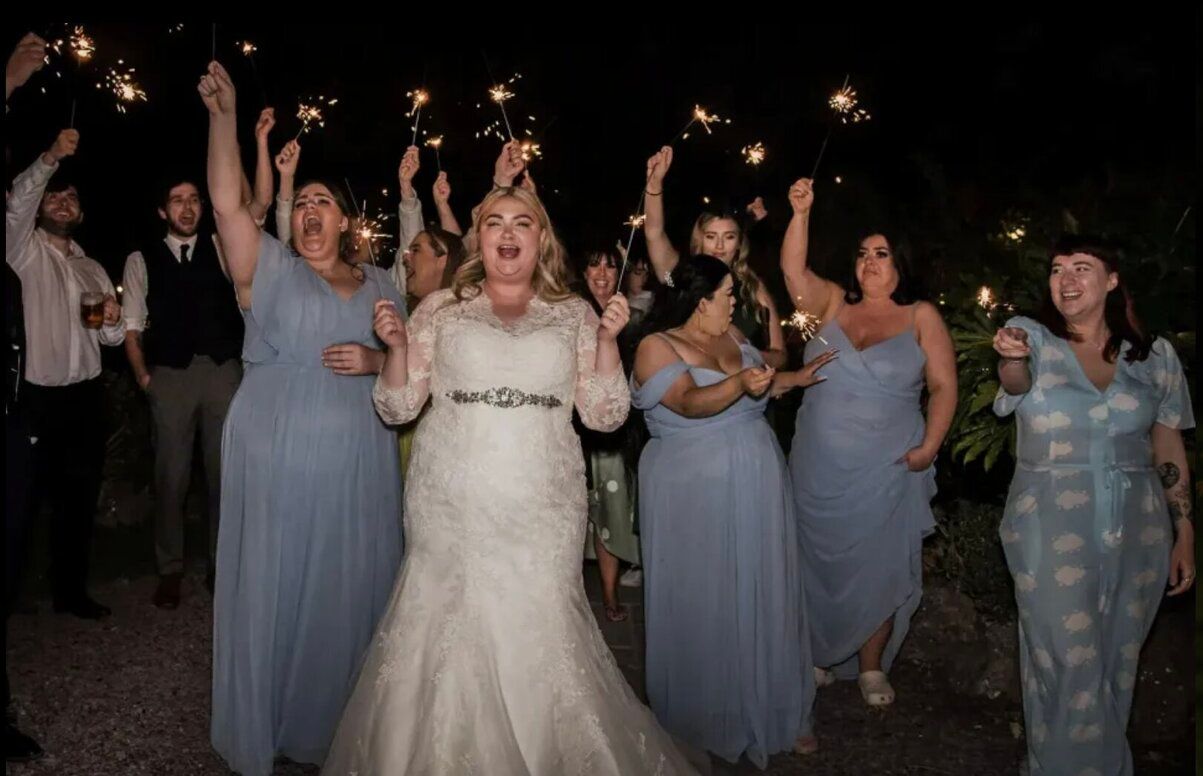 Жених сбежал со свадьбы - девушка отпраздновала этот день без него Жених сбежал со свадьбы - девушка отпраздновала этот день без него