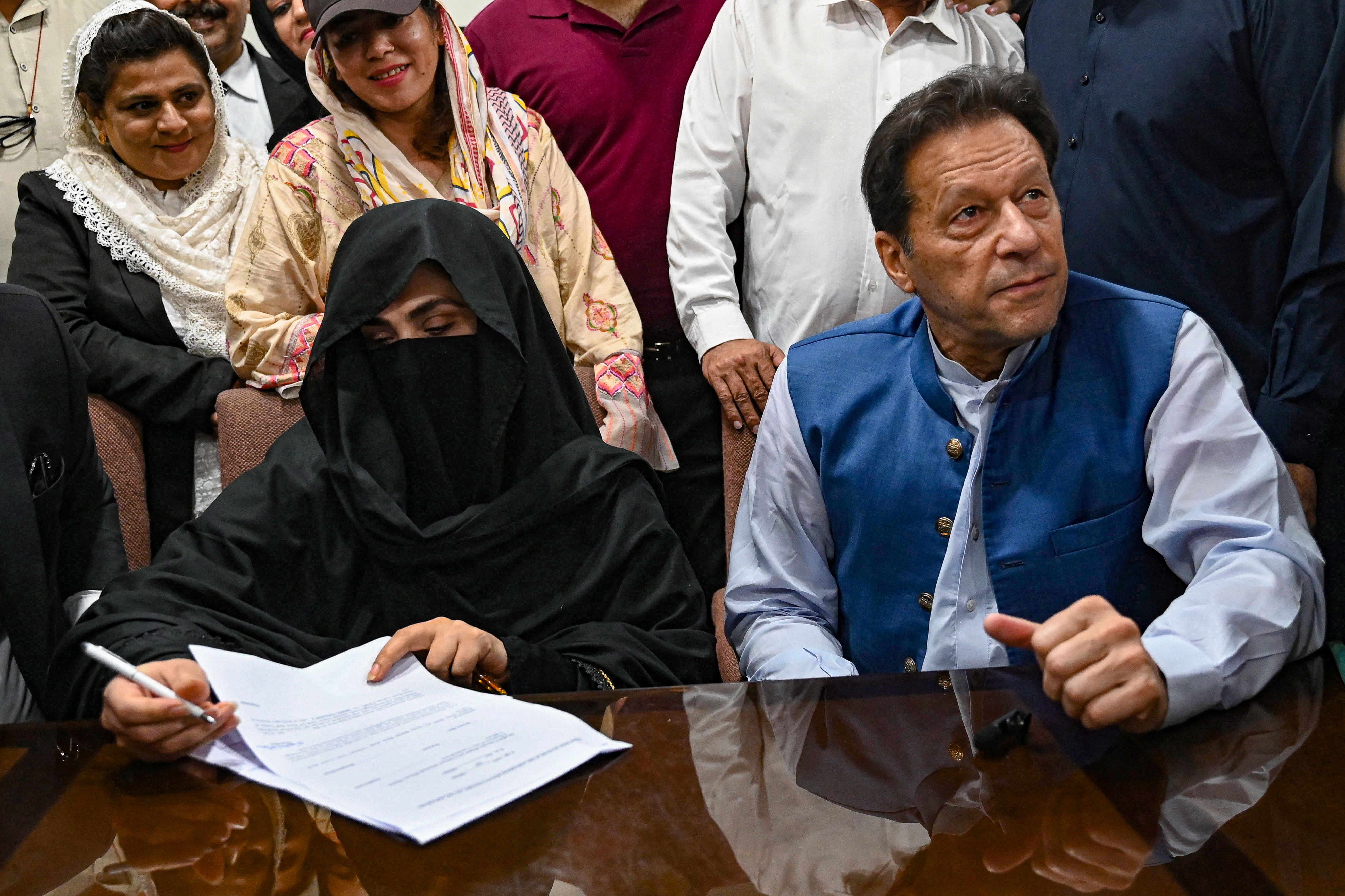 Экс-премьера Пакистана и его жену Биби приговорили к 7 годам за быстрый брак