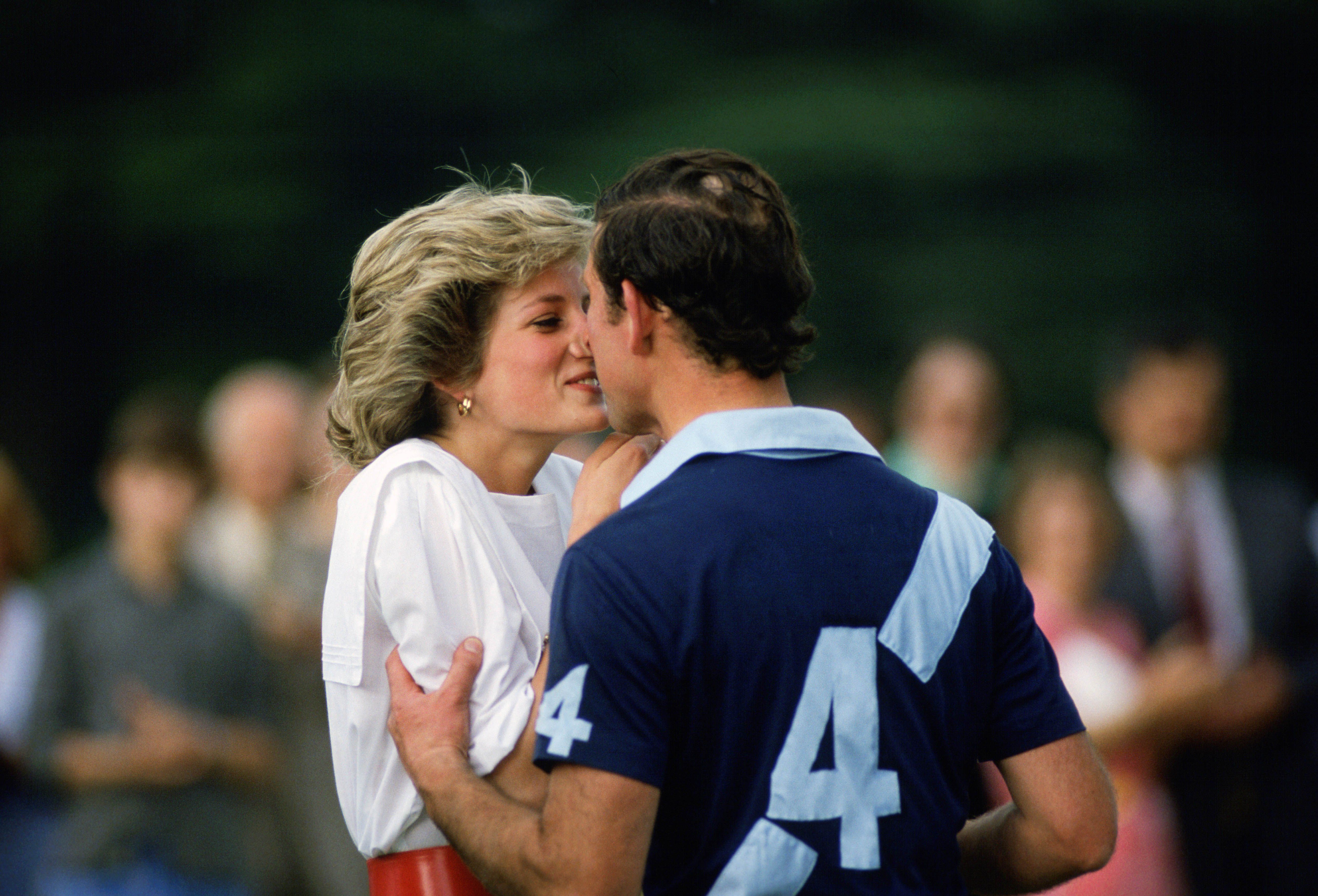 Король Чарльз III и его отношения с Дианой и Камиллой - что известно об этих историях Король Чарльз III и его отношения с Дианой и Камиллой - что известно об этих историях