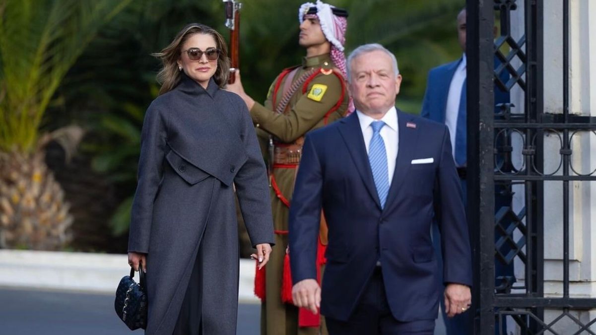 Элегантное пальто и маленькая сумочка: королева Рания посетила торжественную церемонию - Fashion