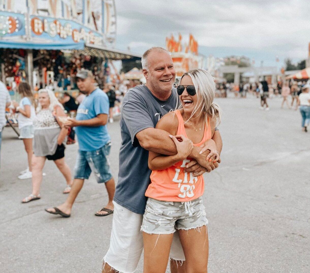 Подружжя з різницею у віці в 27 років записало кумедне відео й відповіло хейтерам Подружжя з різницею у віці в 27 років записало кумедне відео й відповіло хейтерам