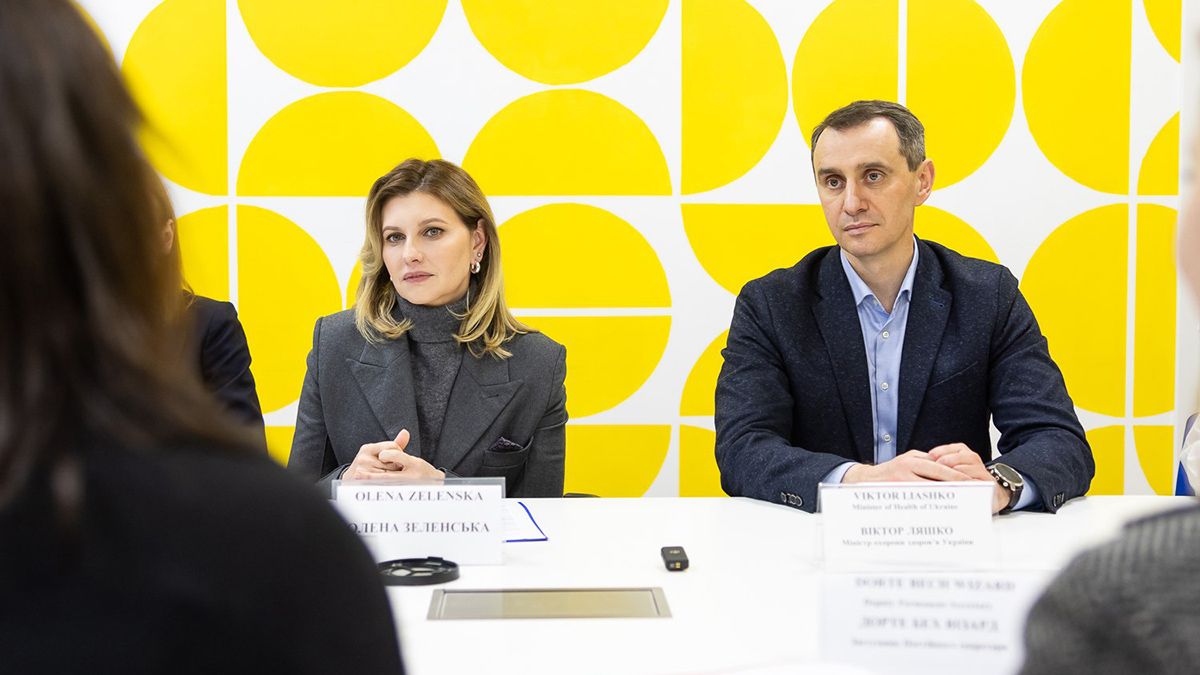 Образ Олени Зеленської в сірому костюмі Образ Олени Зеленської в сірому костюмі