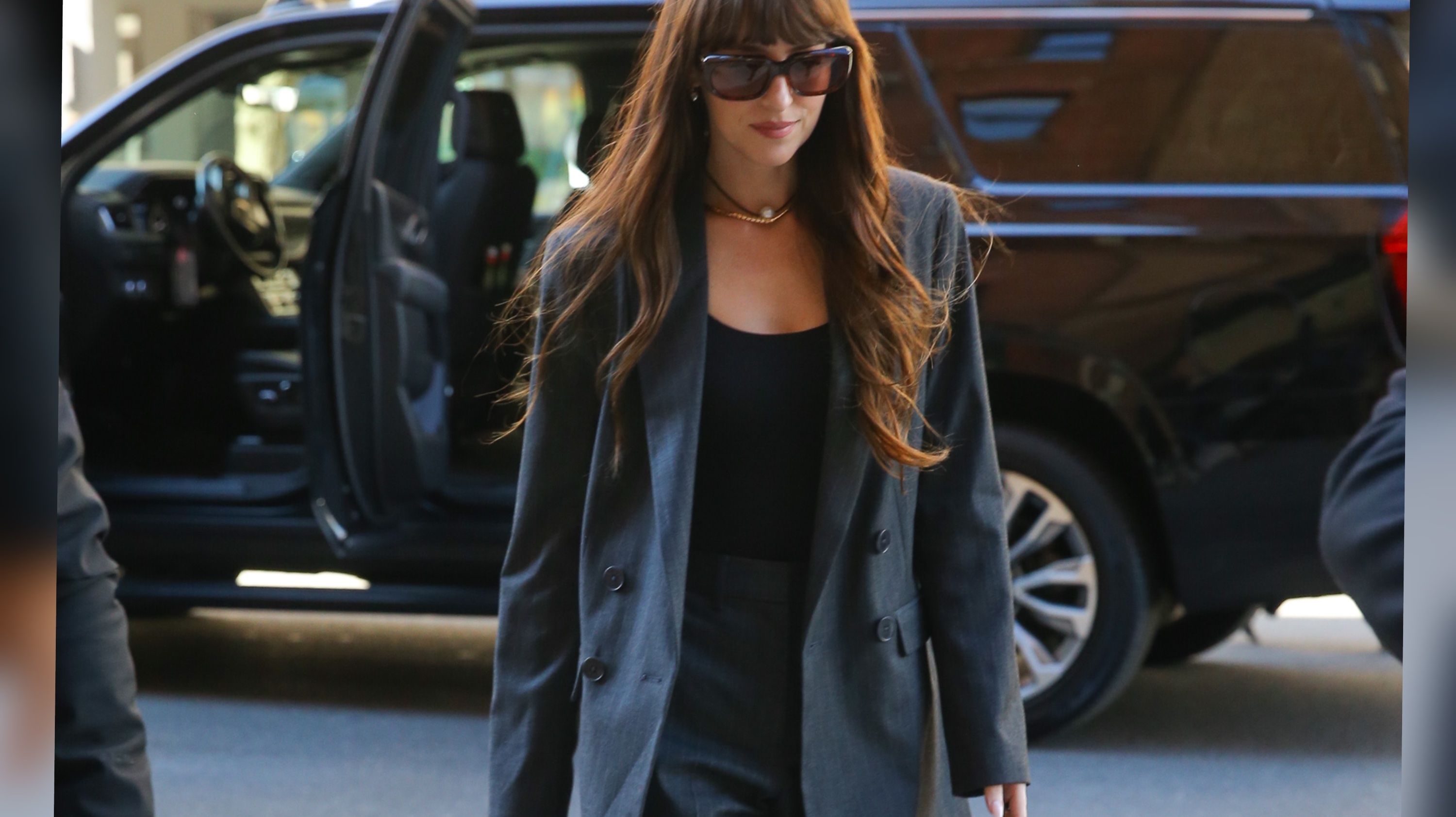 Дакота Джонсон в трендовом костюме Дакота Джонсон в трендовом костюме