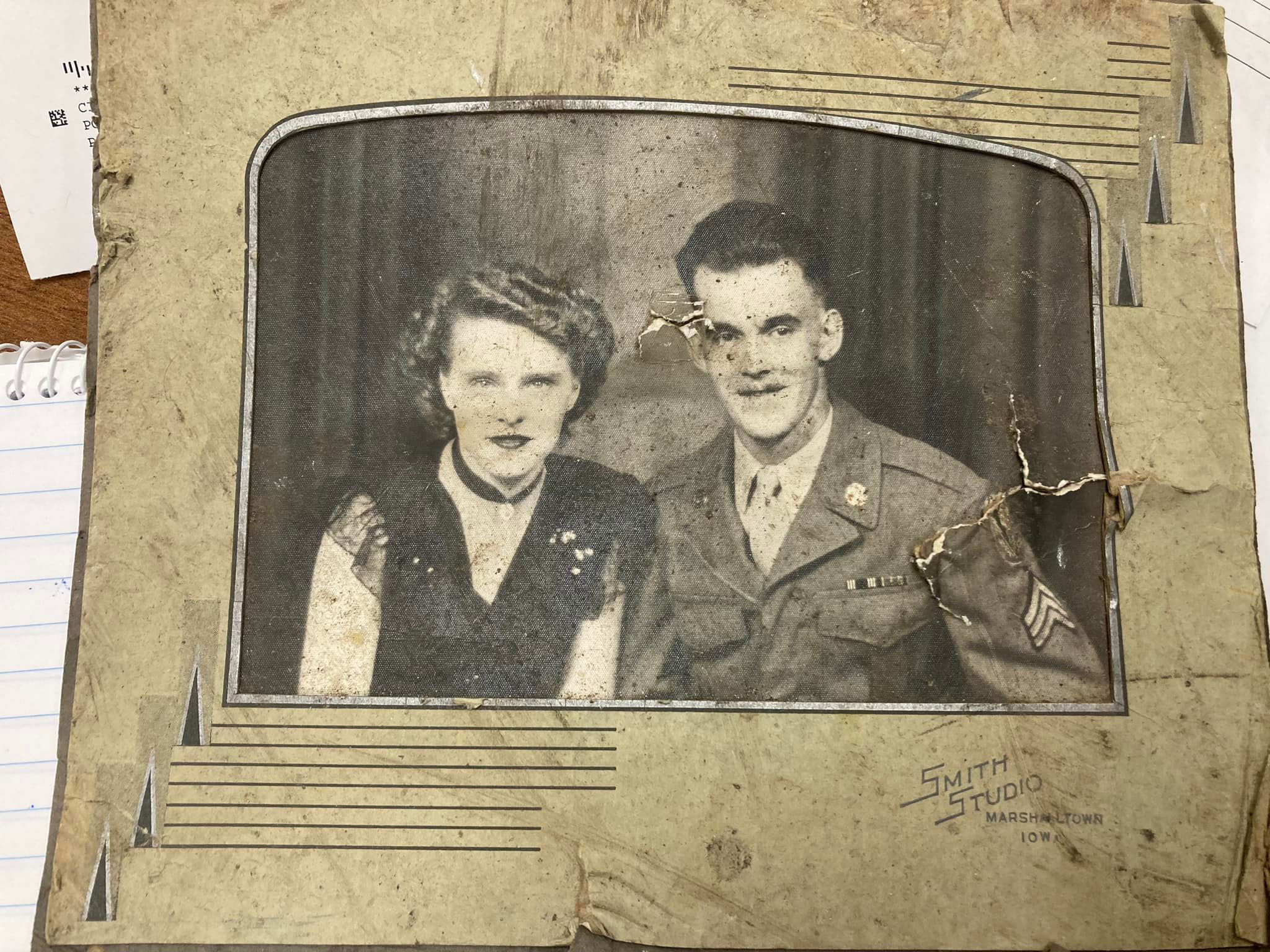 Жінка знайшла весільне фото своїх дідуся й бабусі, яке 16 років тому відніс торнадо