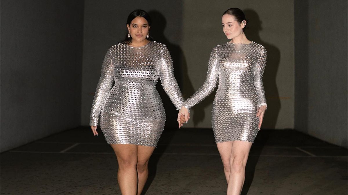 Девушки разных размеров примеряют на себе одинаковые наряды Девушки разных размеров примеряют на себе одинаковые наряды