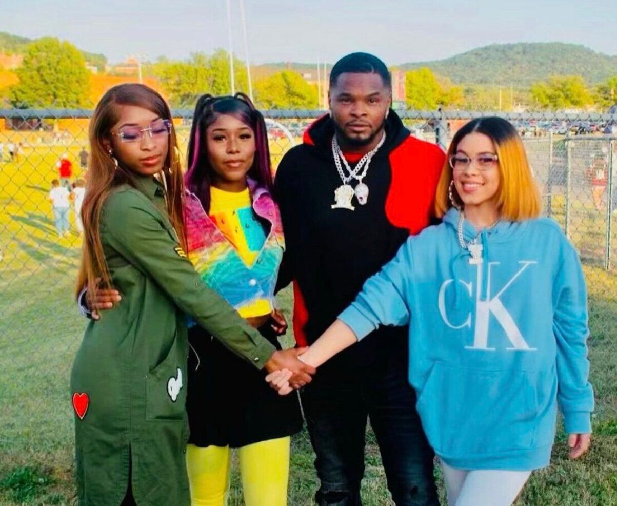 Мужчина рассказал о жизни с тремя женами - спят в одной постели Мужчина рассказал о жизни с тремя женами - спят в одной постели