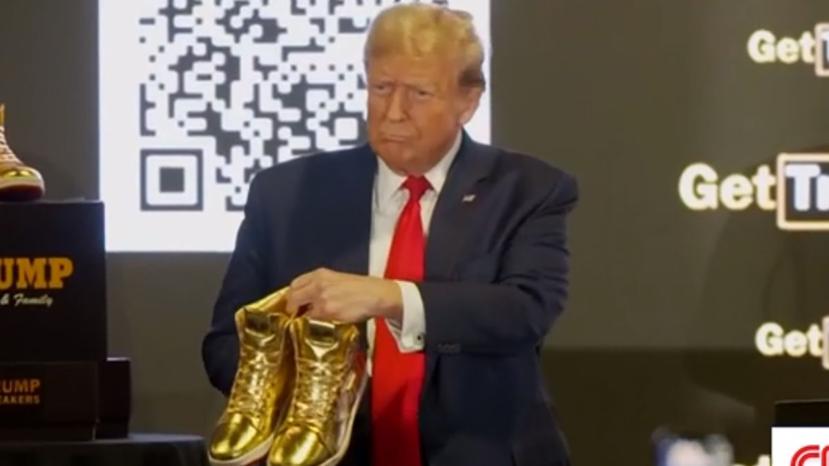 Дональд Трамп презентував золоті кросівки