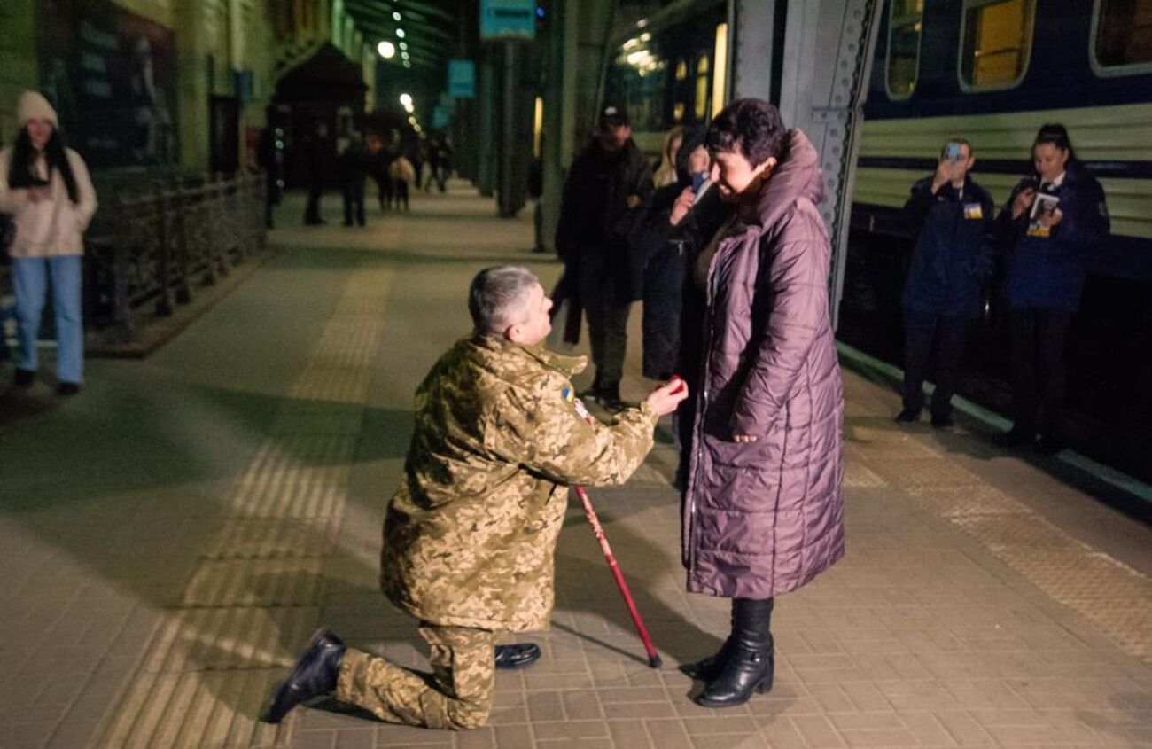 Воїн-залізничник освідчився коханій на вокзалі Львова - деталі