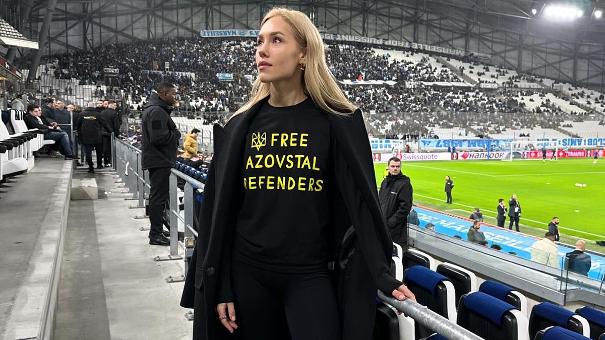 Даша Квіткова одягнула символічний світшот Даша Квіткова одягнула символічний світшот