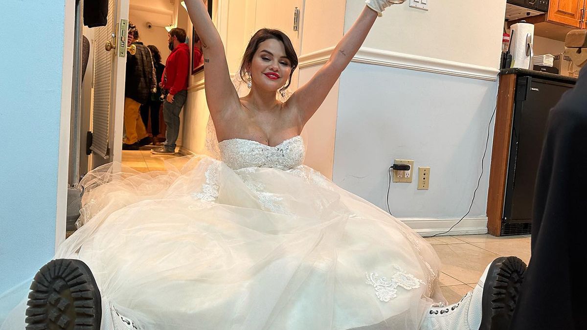 Селена Гомес одягнула білосніжну сукню Селена Гомес одягнула білосніжну сукню