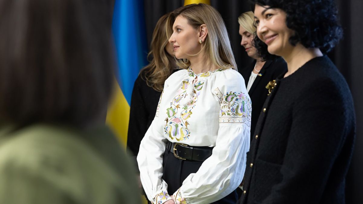 Олена Зеленська у новій вишиванці Олена Зеленська у новій вишиванці