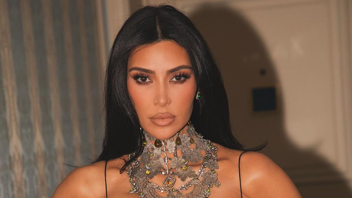 Ким Кардашьян пришла на показ с биркой на платье Ким Кардашьян пришла на показ с биркой на платье