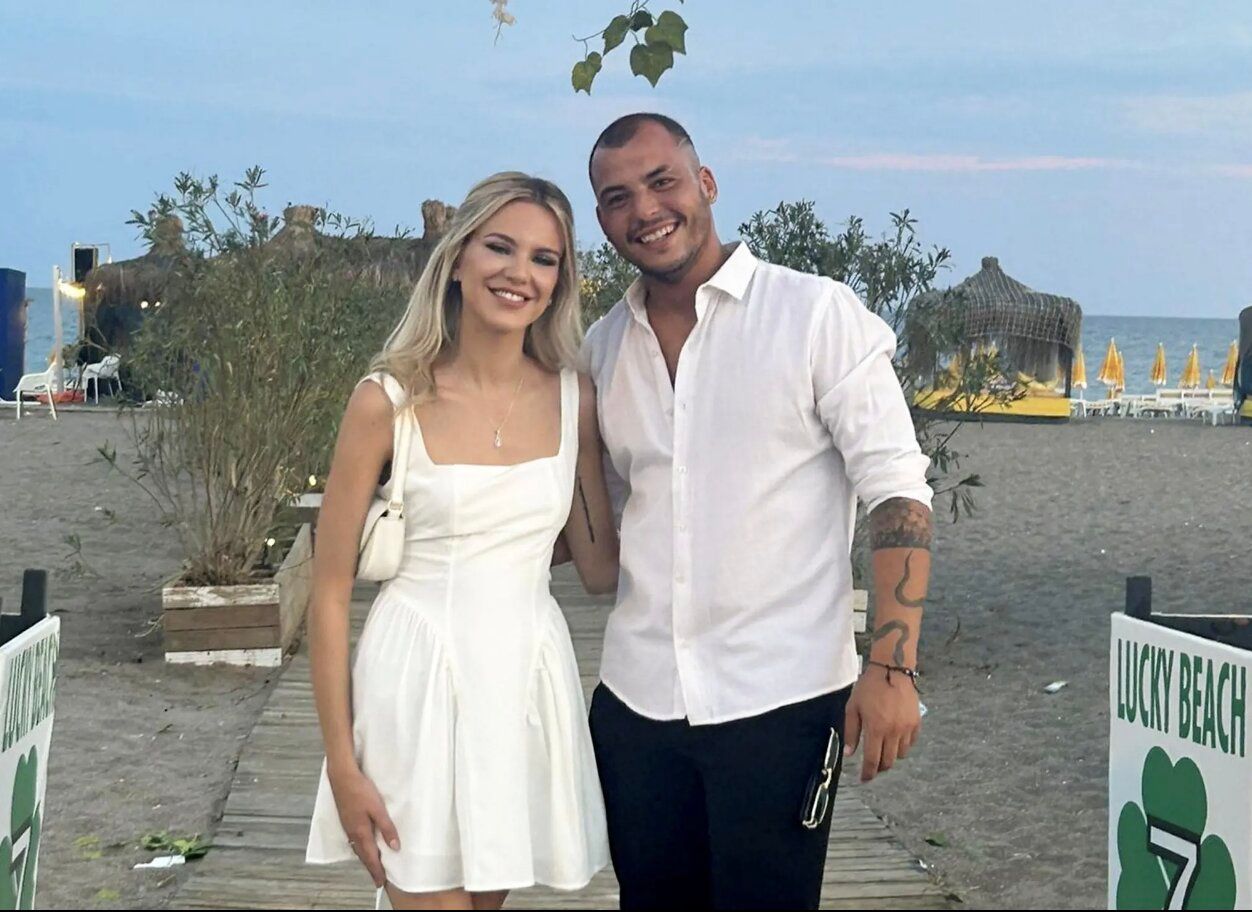 Жінка вийшла заміж за чоловіка, з яким познайомилася у відпустці, і переїхала в Африку Жінка вийшла заміж за чоловіка, з яким познайомилася у відпустці, і переїхала в Африку