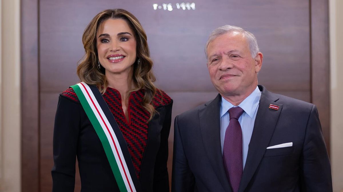 Королева Ранія одягнула сукню з вшивкою Королева Ранія одягнула сукню з вшивкою