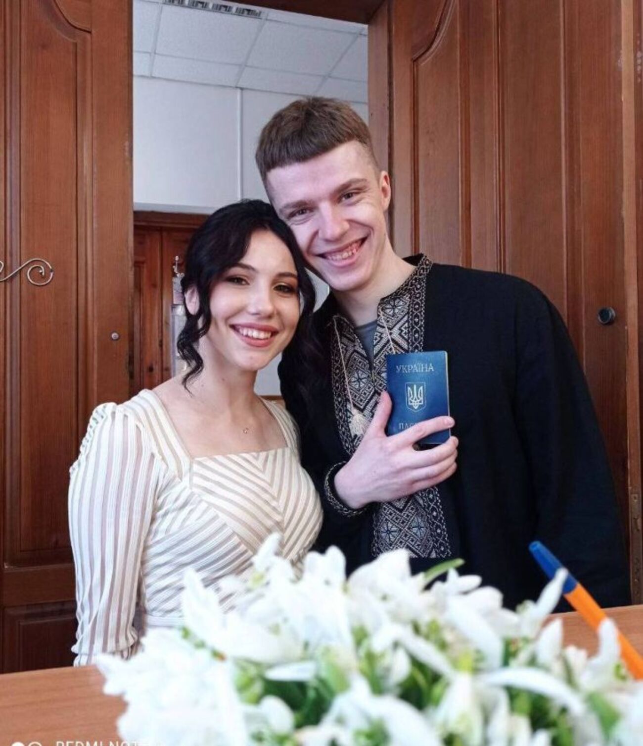 Дмитро та Наталія з Рівненської області перед весіллям поїхали вклеювати фото у паспорт