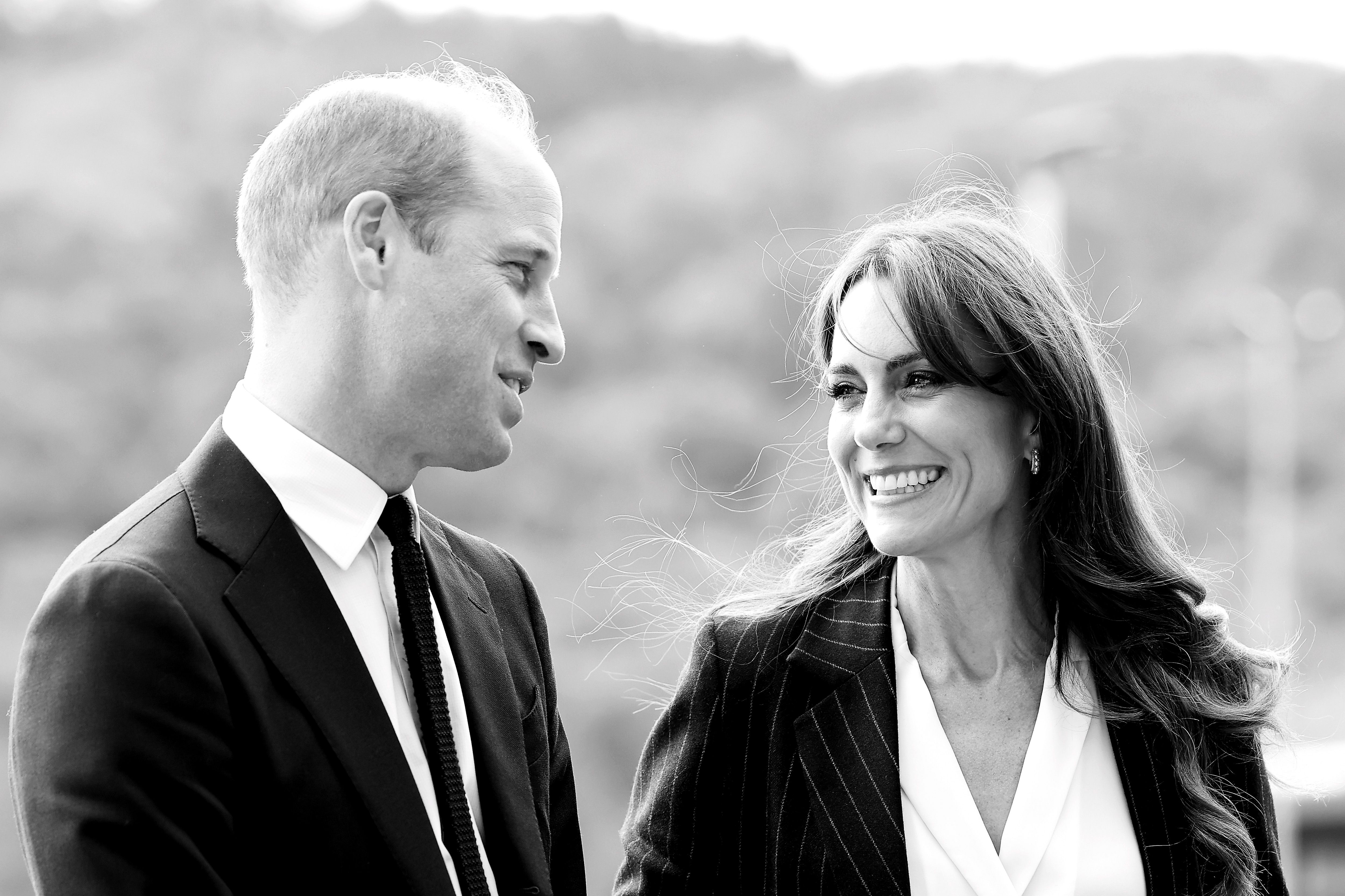 Кейт Міддлтон зникла - чому на фото з дітьми Кейт позує без обручки Кейт Міддлтон зникла - чому на фото з дітьми Кейт позує без обручки