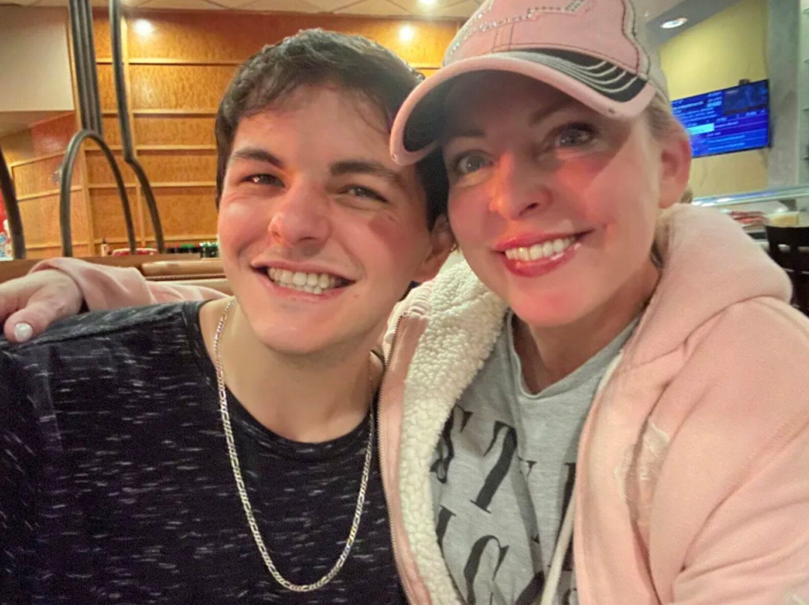 50-річна жінка закохалася в однолітка свого сина й мріє з ним одружитися 50-річна жінка закохалася в однолітка свого сина й мріє з ним одружитися