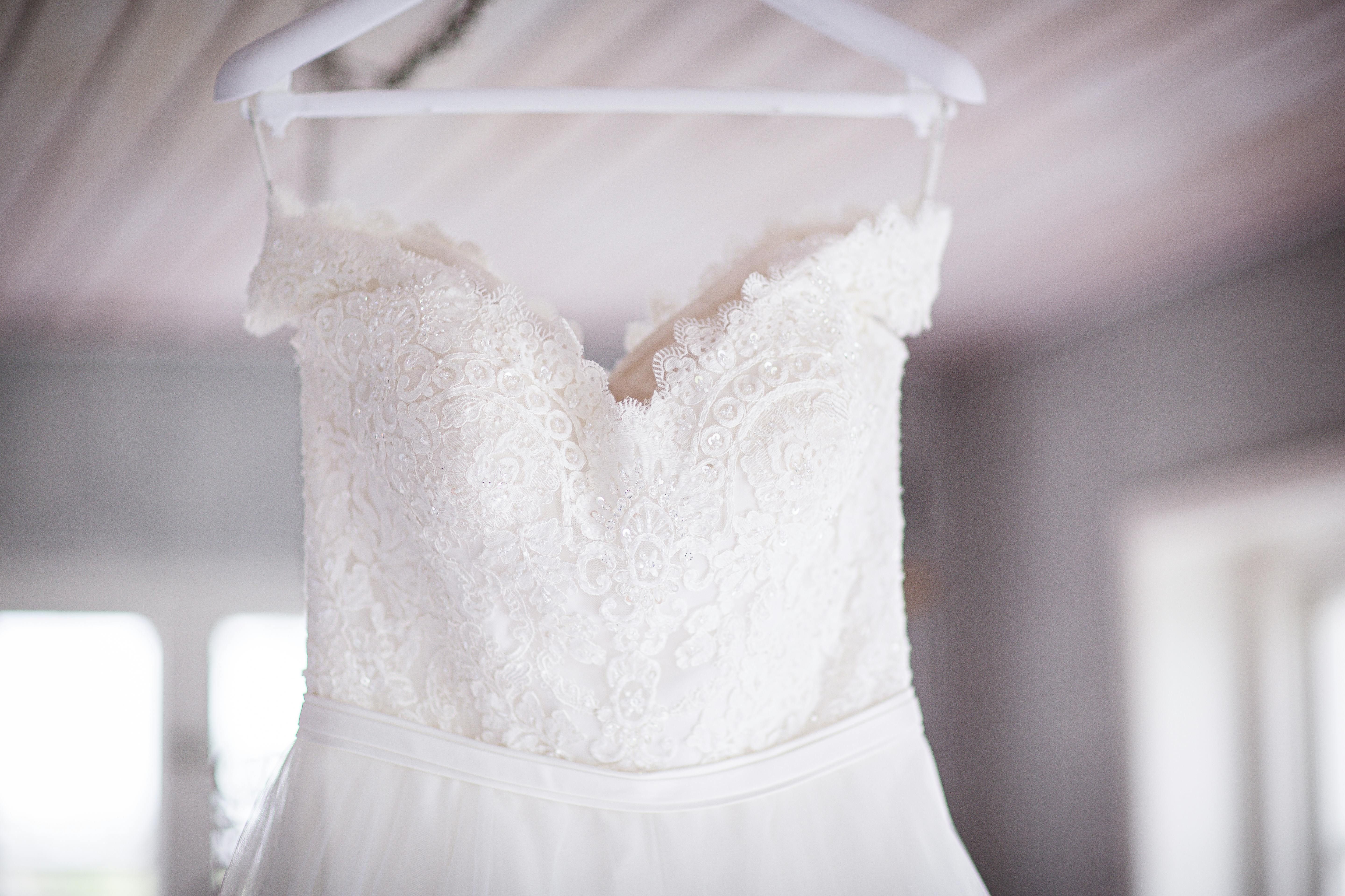 Наречений випадково загубив весільну сукню коханої за 2 тисячі доларів