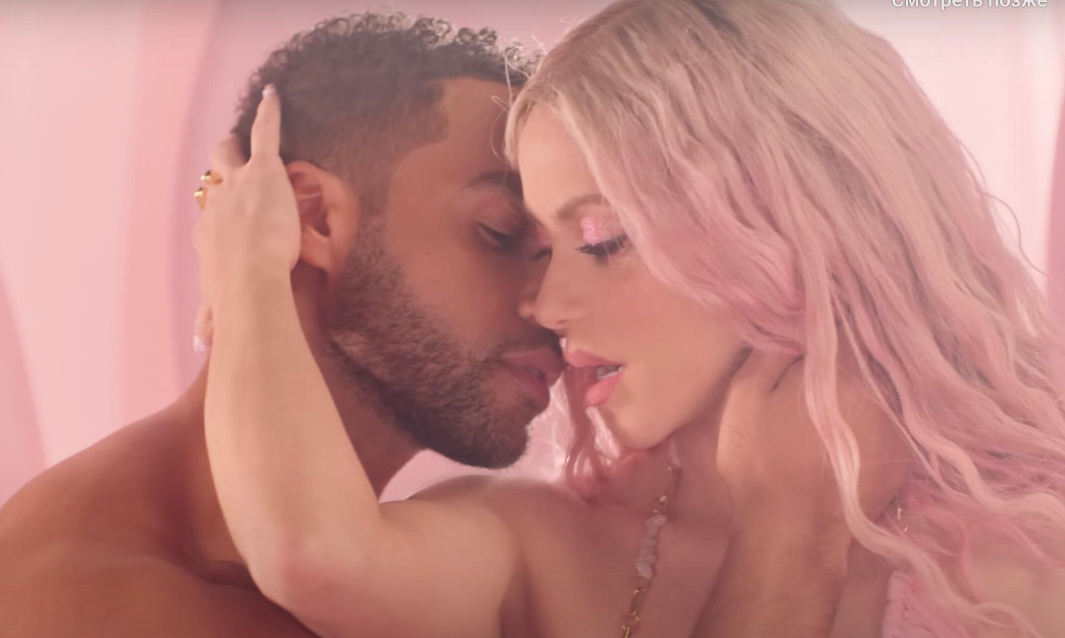 Шакира встречается со звездой сериала Эмили в Париже Люсьеном Лависконтом Шакира встречается со звездой сериала Эмили в Париже Люсьеном Лависконтом