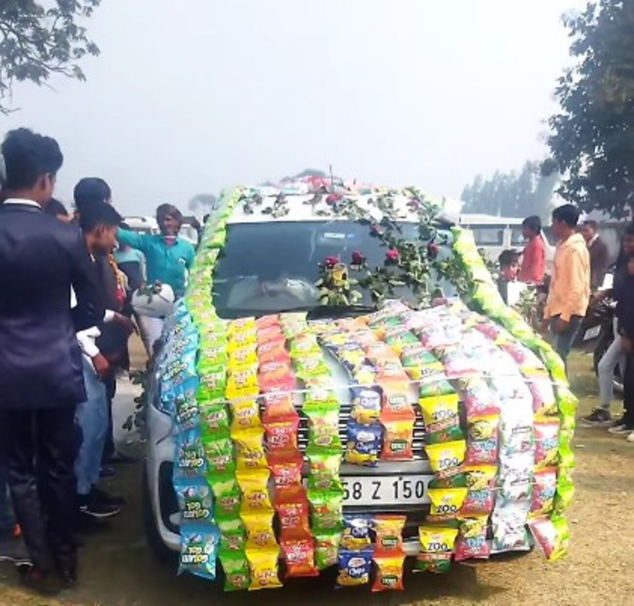 Наречений приїхав на весілля в машині, обклеєному чипсами Наречений приїхав на весілля в машині, обклеєному чипсами