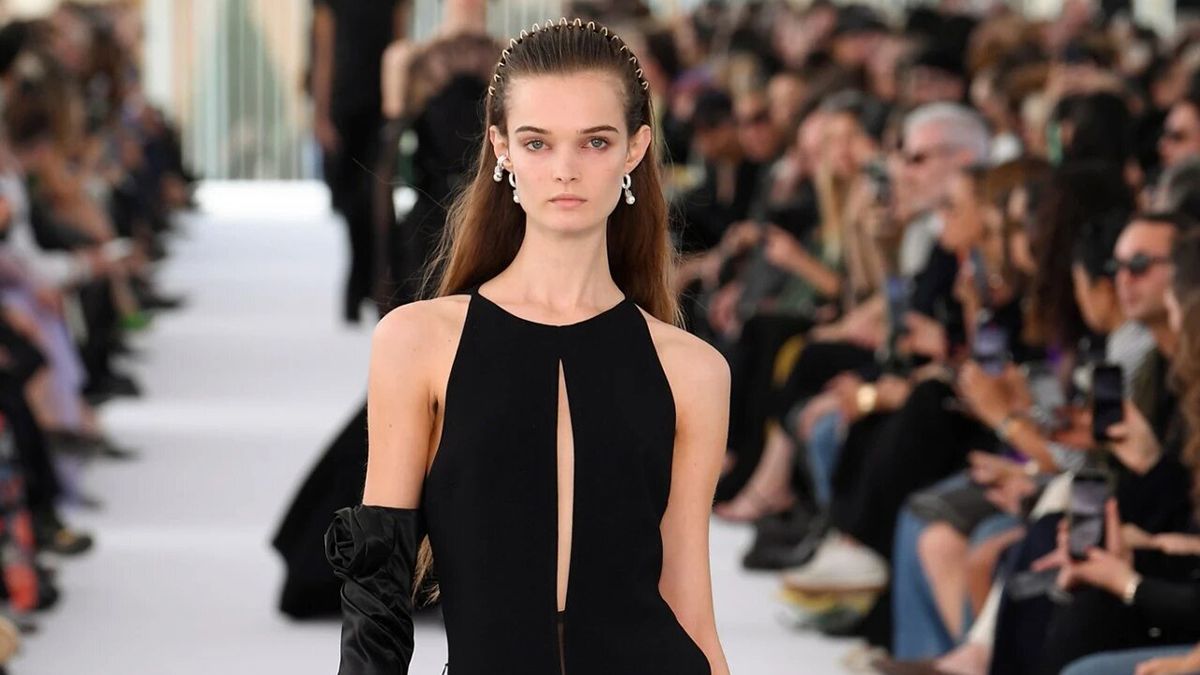 Каплевидный вырез – тренд весны 2024 Каплевидный вырез – тренд весны 2024