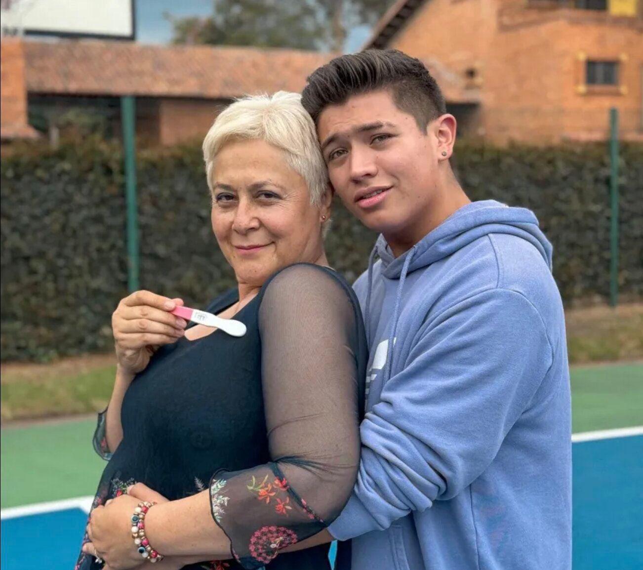 55-летняя актриса беременна от блогера, который моложе ее на 31 год 55-летняя актриса беременна от блогера, который моложе ее на 31 год