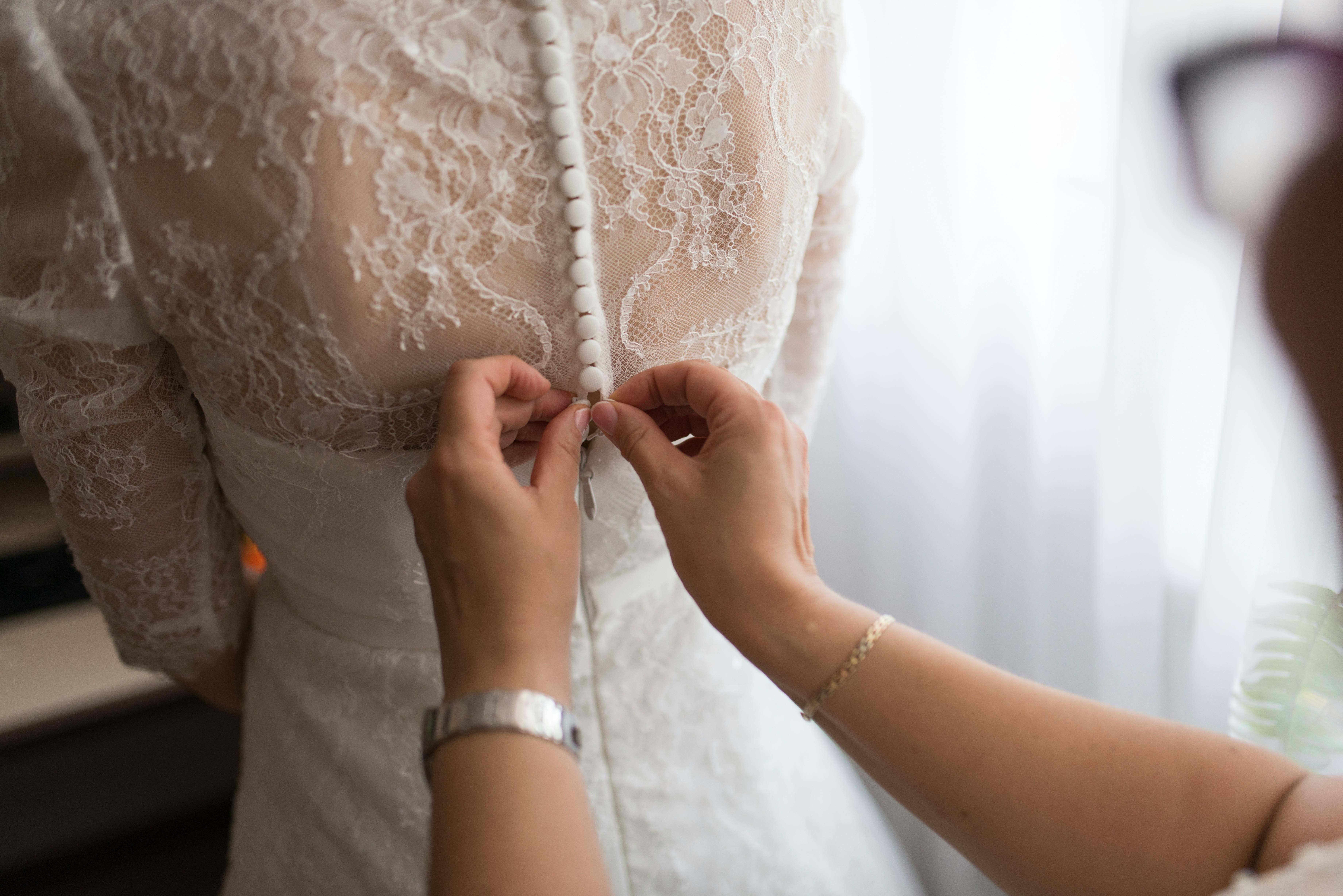 Наречена не хоче бачити на весіллі дружину свого брата, яка всім показала її весільну сукню