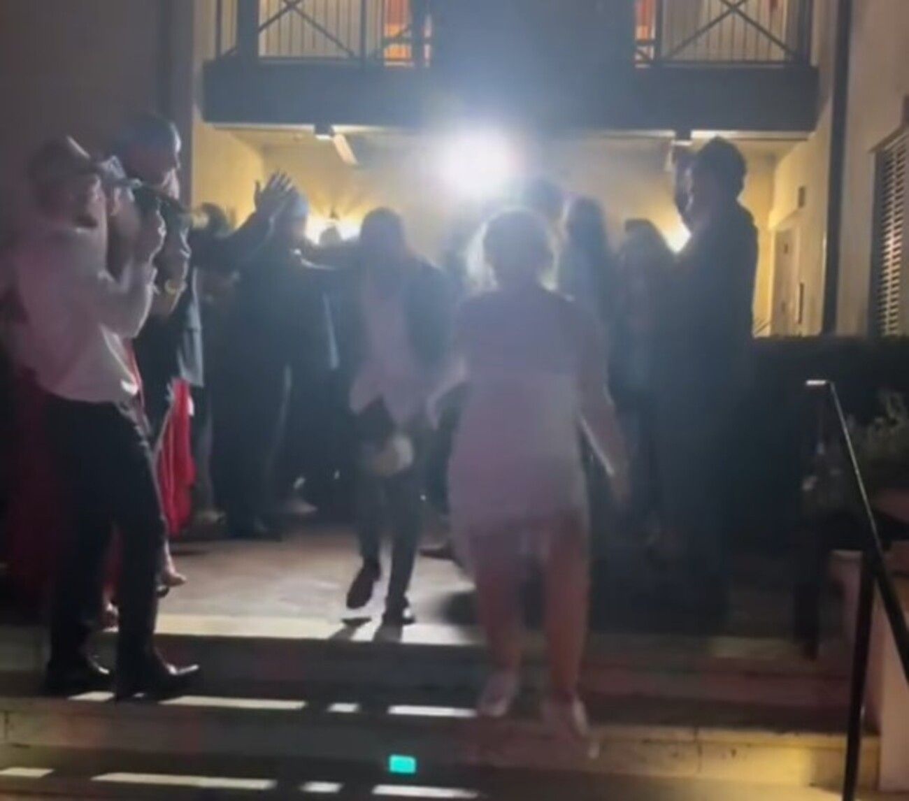 Обрі Дей переплутала свого нареченого і втекла з весілля з іншим Обрі Дей переплутала свого нареченого і втекла з весілля з іншим