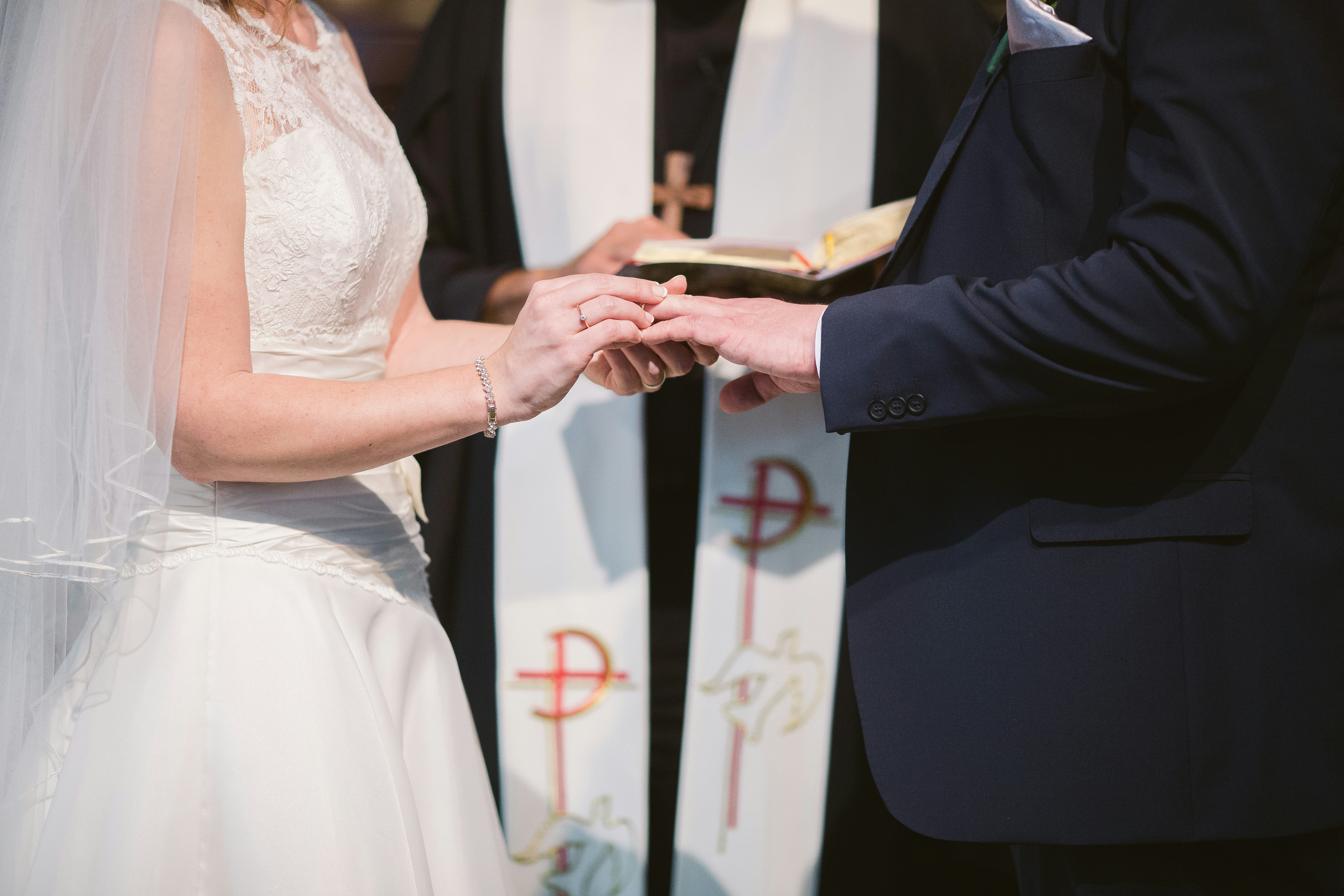Скандали на весіллі - п'яний священник зіпсував весільну церемонію