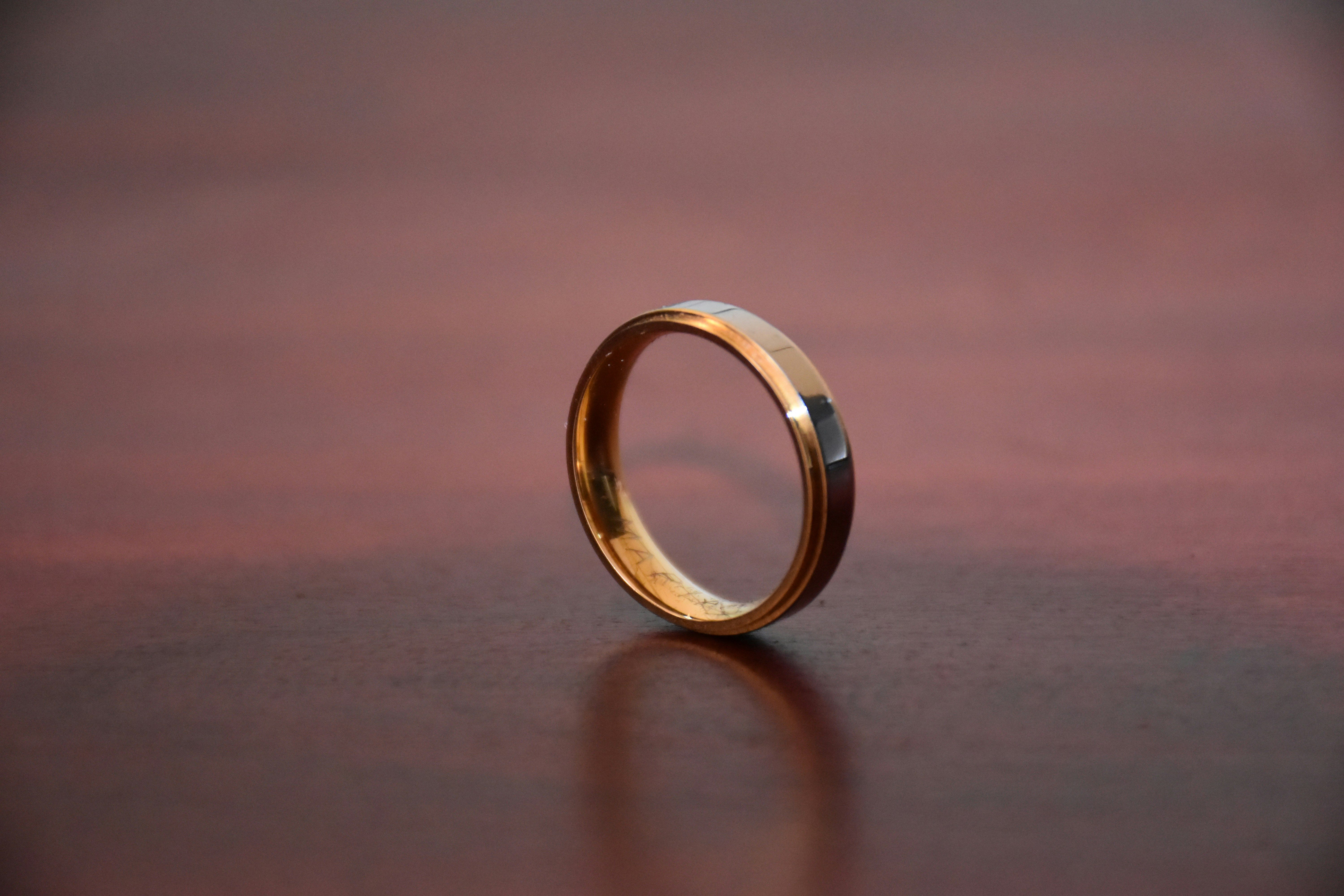 После неудачной шутки мужа жена выбросила обручальное кольцо в океан - детали