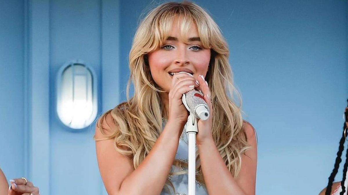 Сабріна Карпентер у вбранні Frolov Сабріна Карпентер у вбранні Frolov