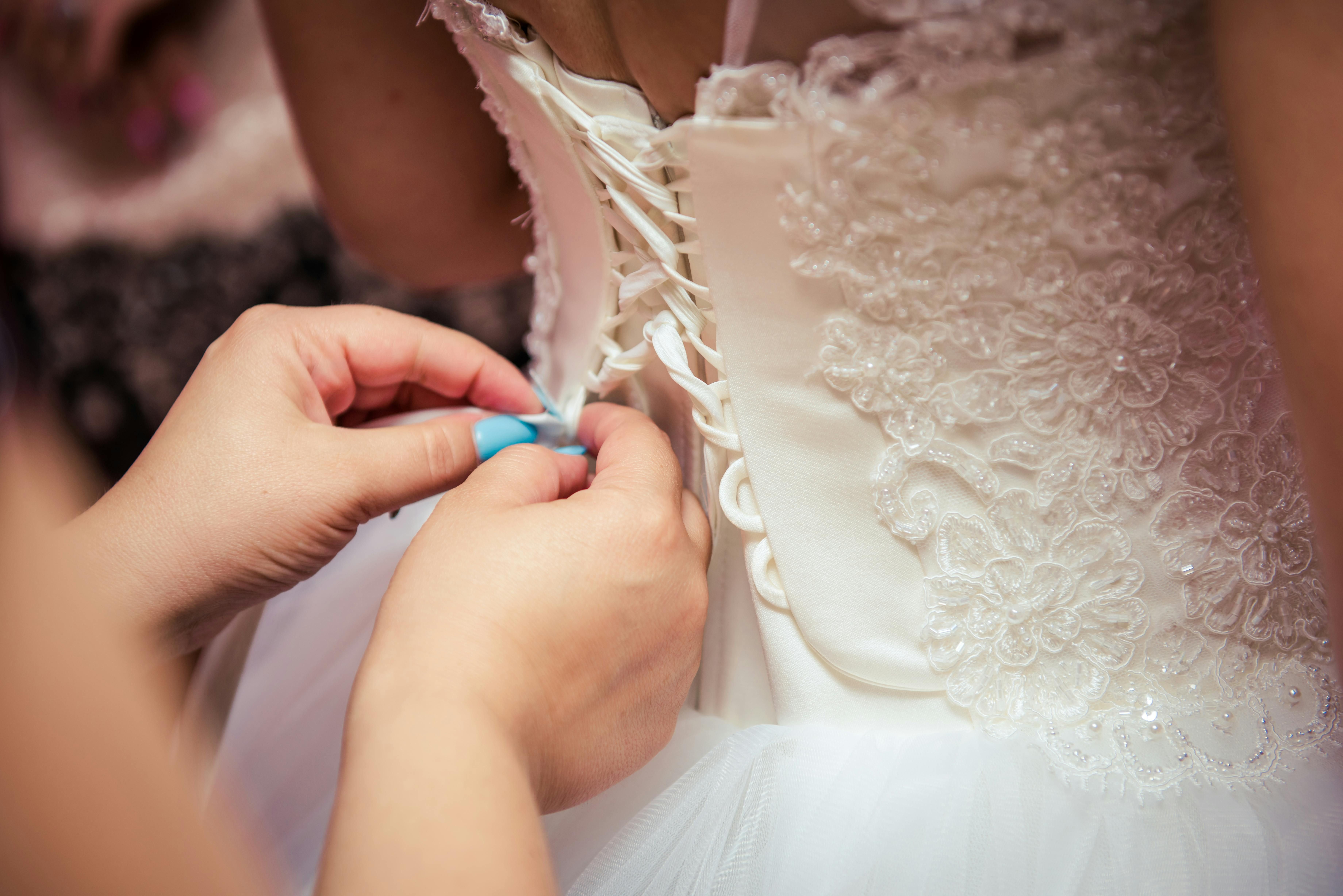 Свекруха потайки поміряла весільну сукню нареченої, попри заборону