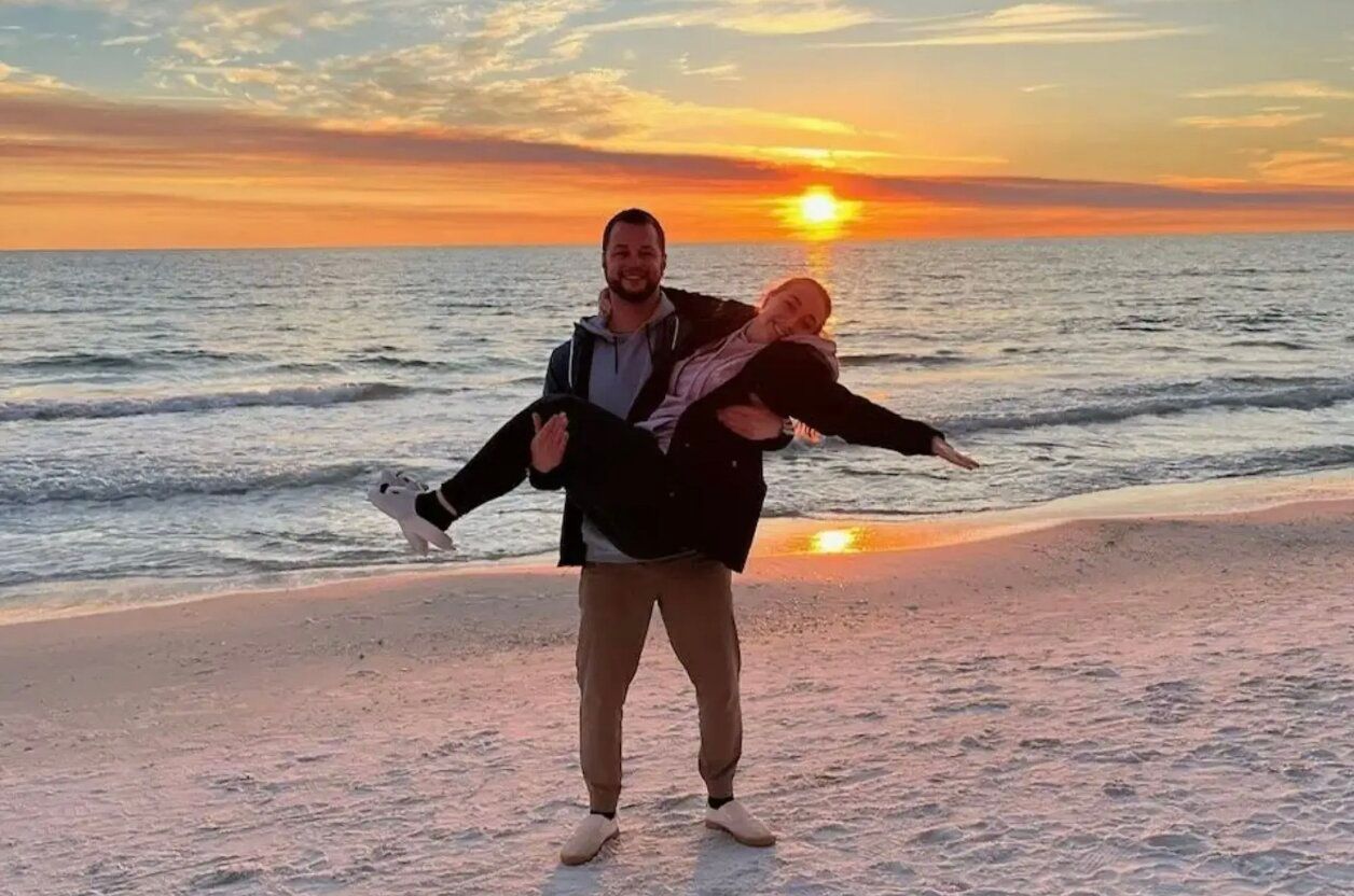 Дівчина виходить заміж за кур'єра, який доставляв їй обід - це було кохання з першого погляду Дівчина виходить заміж за кур'єра, який доставляв їй обід - це було кохання з першого погляду