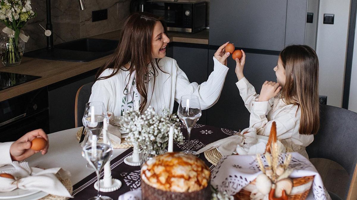 На Великдень можна одягнути красиву шовкову хустку На Великдень можна одягнути красиву шовкову хустку