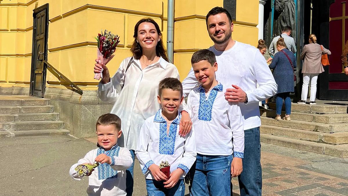 На Великдень заведено одягати вишиванку На Великдень заведено одягати вишиванку