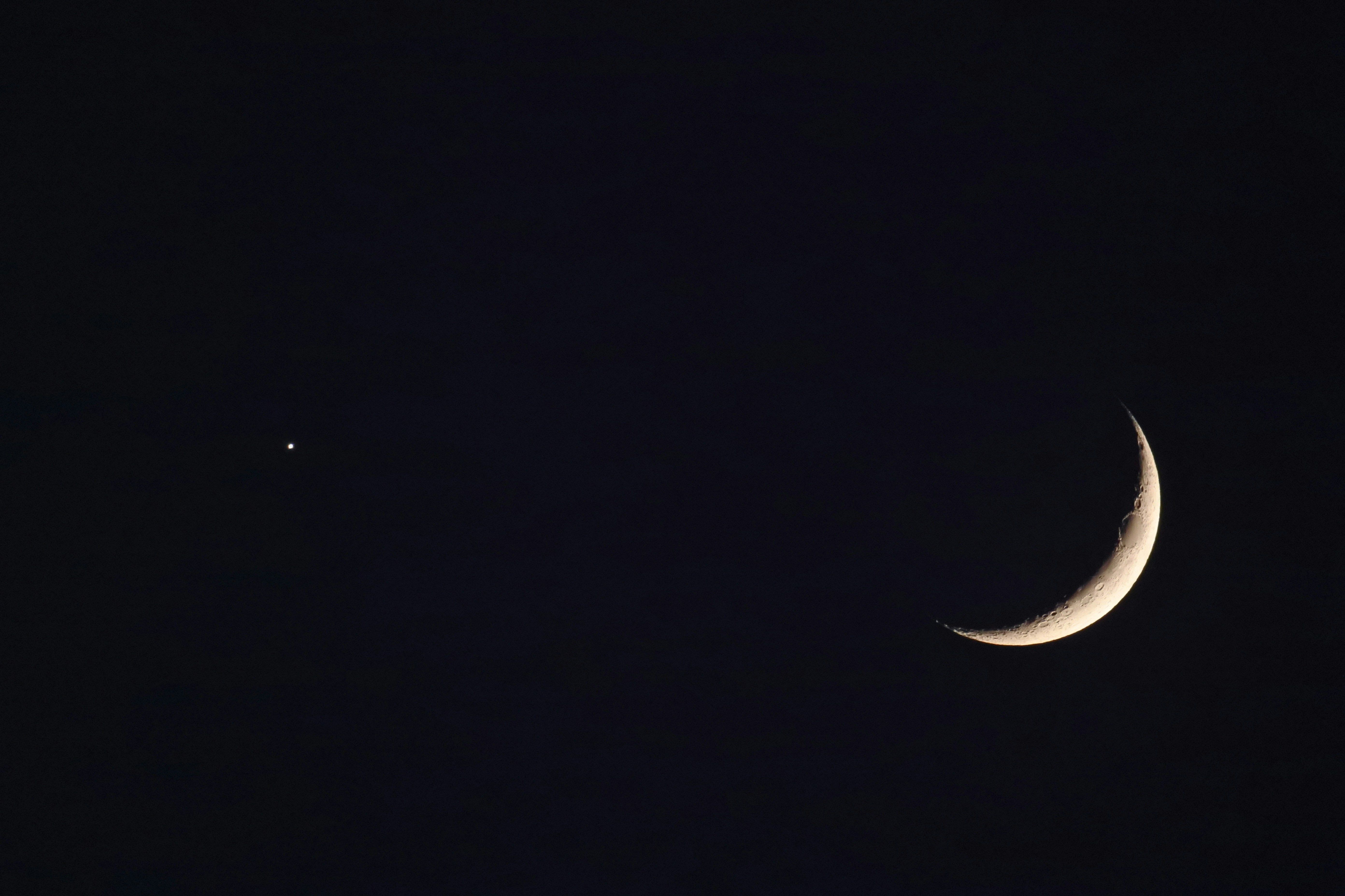 Молодий Місяць Молодий Місяць