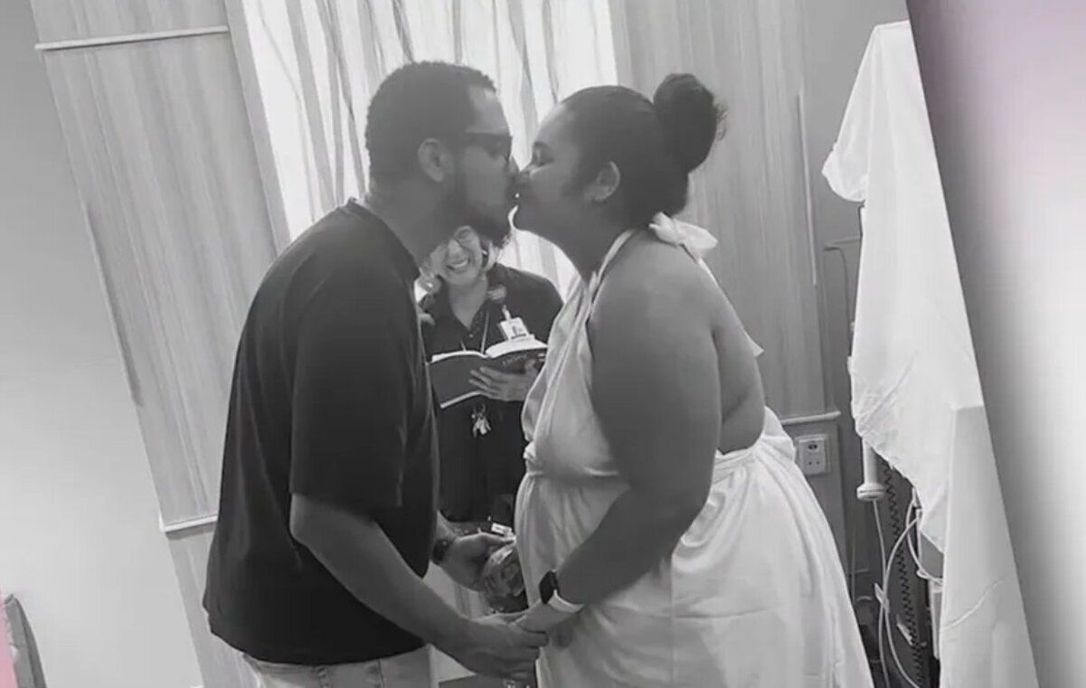 Женщина вышла замуж во время родов - фото со свадьбы в больнице Женщина вышла замуж во время родов - фото со свадьбы в больнице