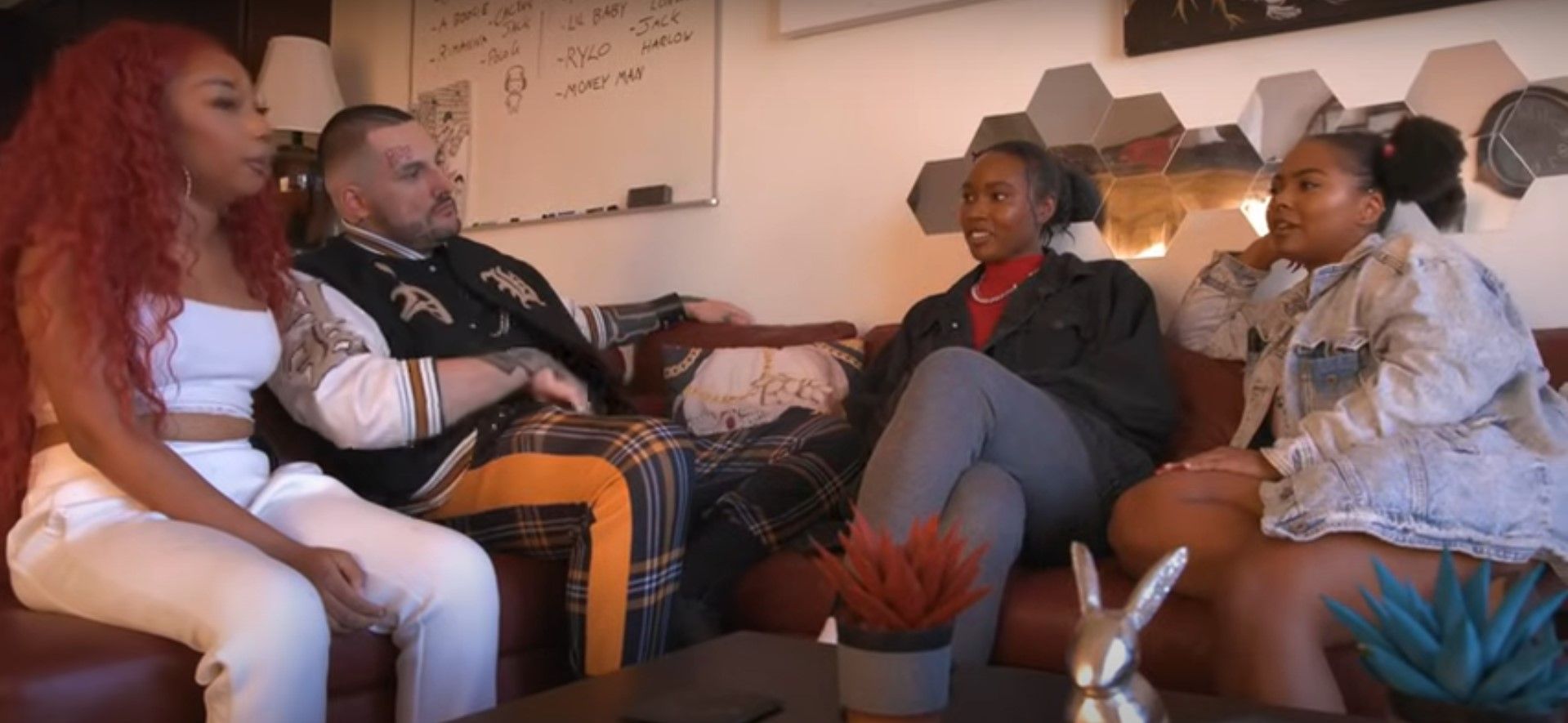 Александр зі США живе з шістьма дівчатами й шукає сьому Александр зі США живе з шістьма дівчатами й шукає сьому