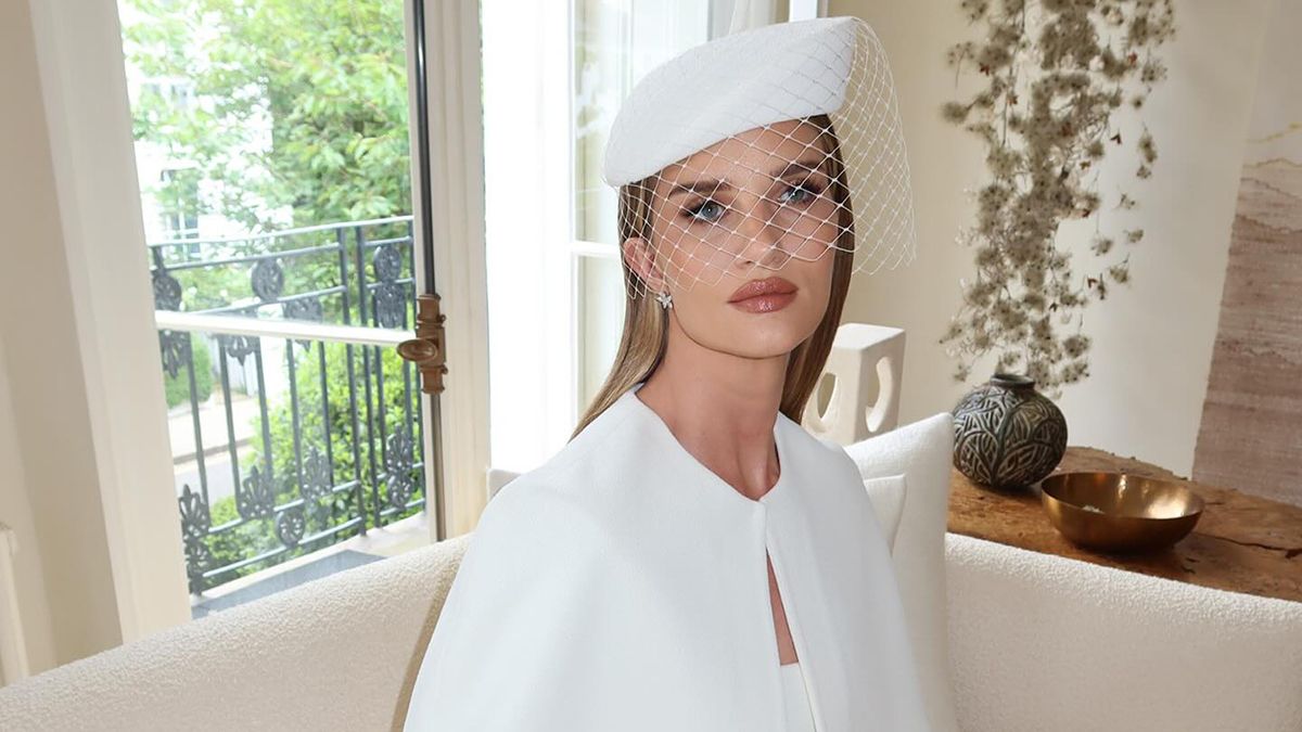 Рози Хантингтон-Уайтли посетила Букингемский дворец Рози Хантингтон-Уайтли посетила Букингемский дворец