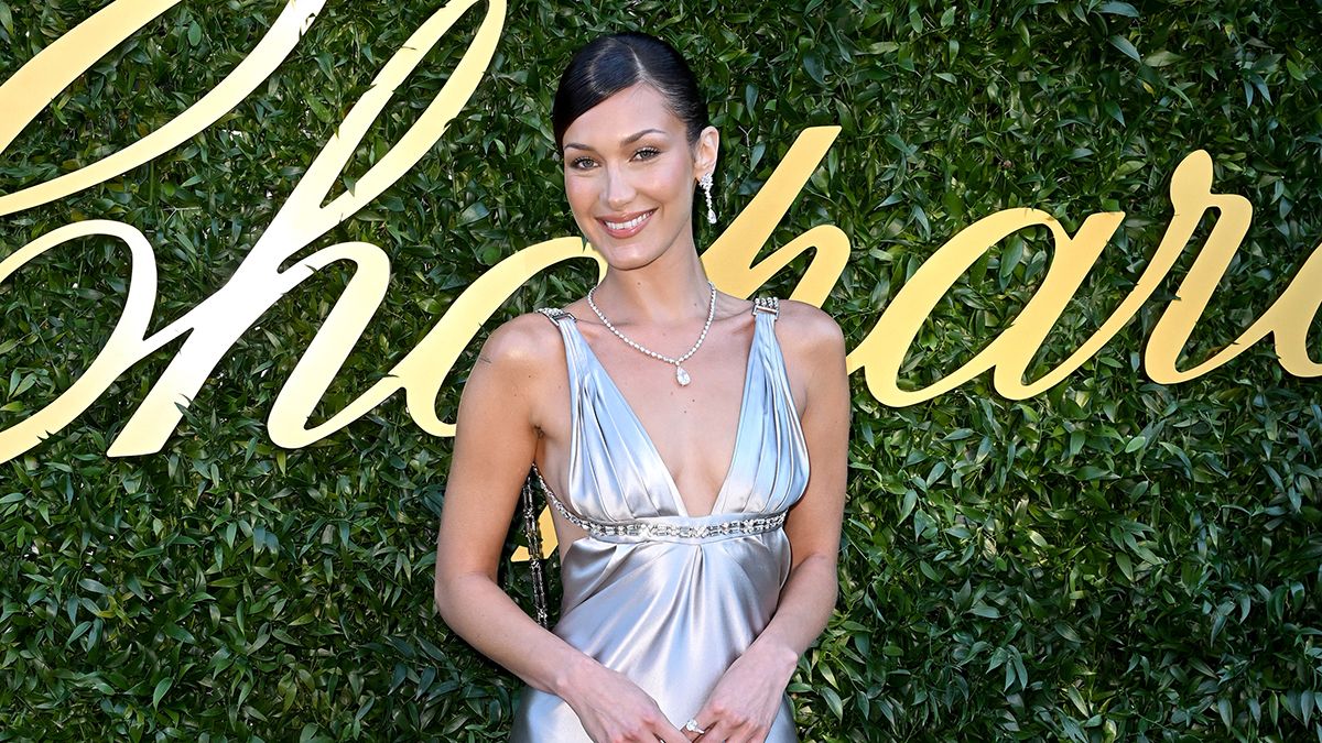 Белла Хадід з'явилася на вечірці в сукні 2006 року: дивовижний образ Белла Хадід з'явилася на вечірці в сукні 2006 року: дивовижний образ