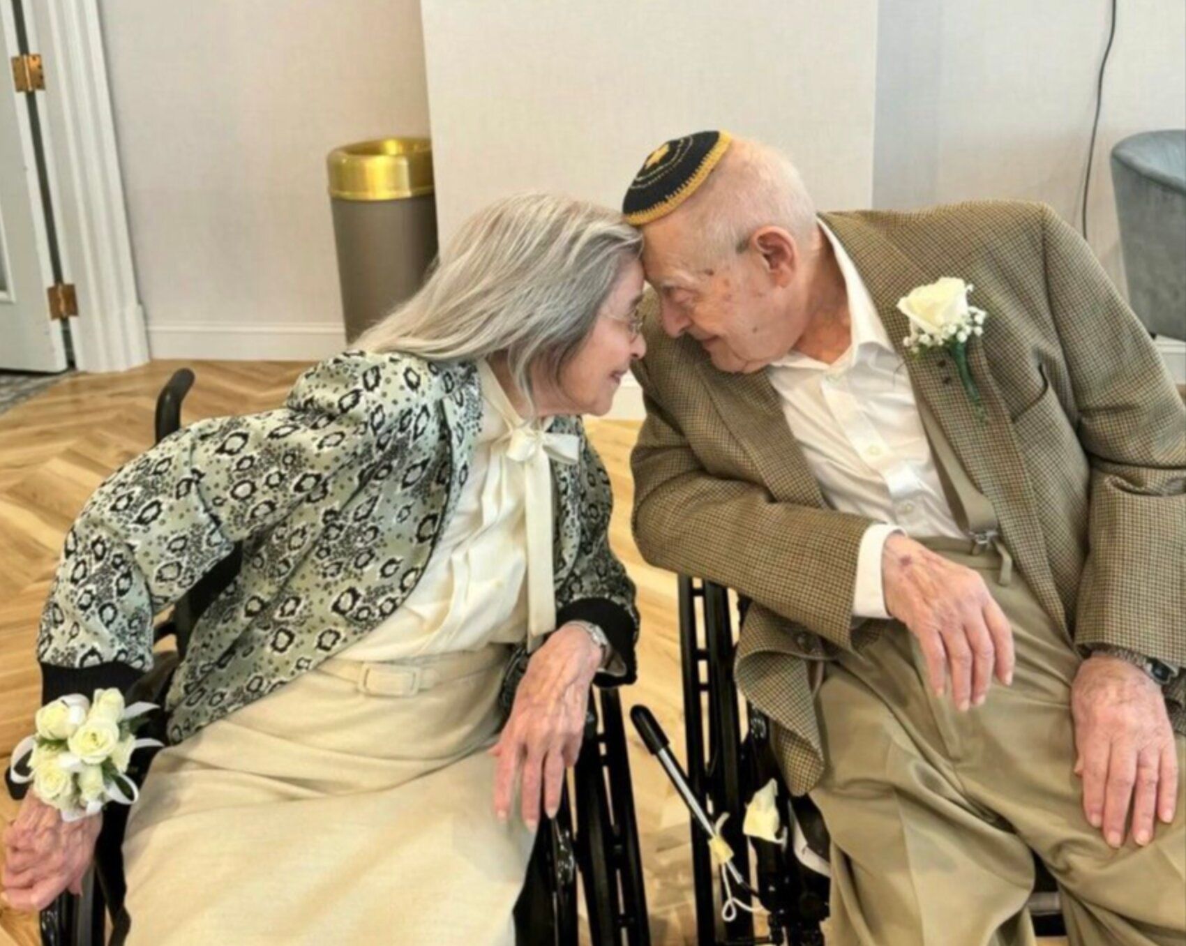 102-річна жінка вийшла заміж за 100-літнього чоловіка - фото з весілля