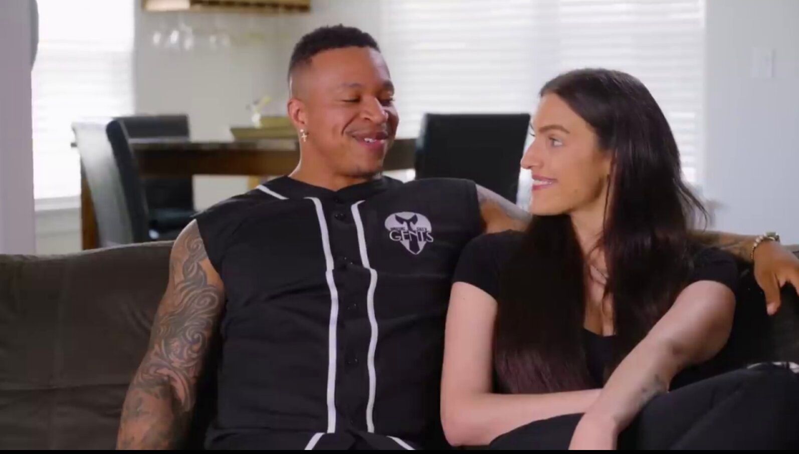 Дружина дозволяє своєму чоловіку-стриптизеру спати з іншими жінками Дружина дозволяє своєму чоловіку-стриптизеру спати з іншими жінками